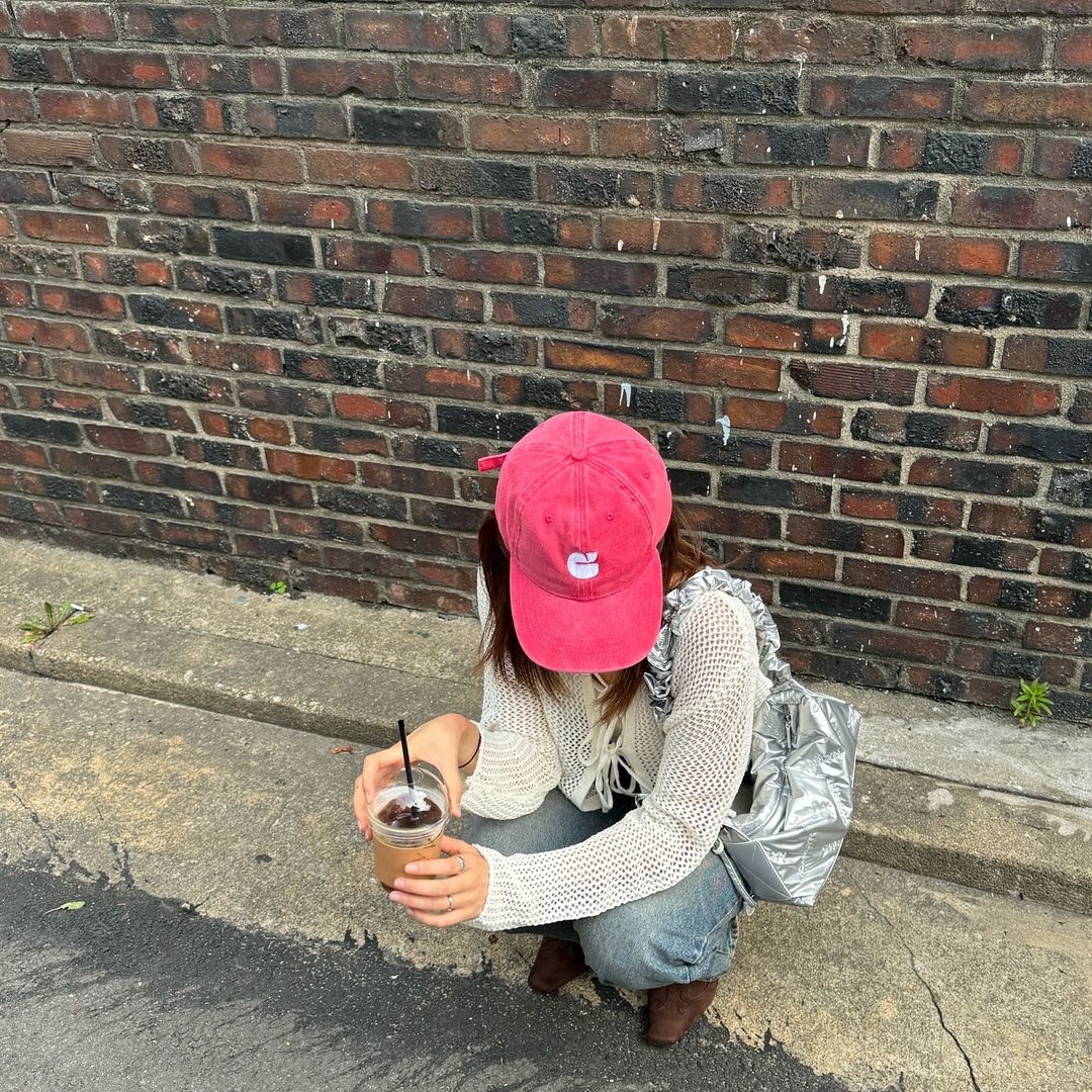 Carlyn New Logo Washed Cap Red_J74104010R, Carlyn New Logo Washed Cap Blue_J74104010U 착용 스타일