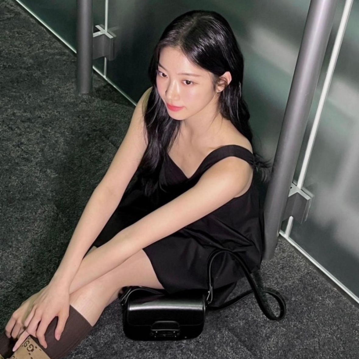 (W) Zara Poplin Mini Dress Black, Gucci GG Pattern Cotton Blend Socks Beige Ebony 착용 스타일 - 1