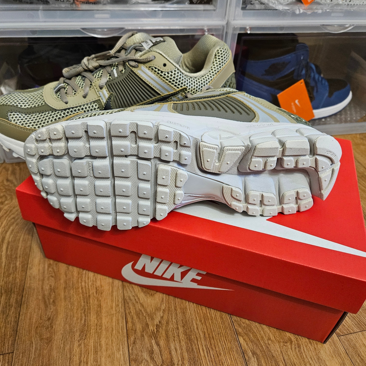 Nike Zoom Vomero 5 Neutral Olive Medium Olive 착용 스타일 - 2