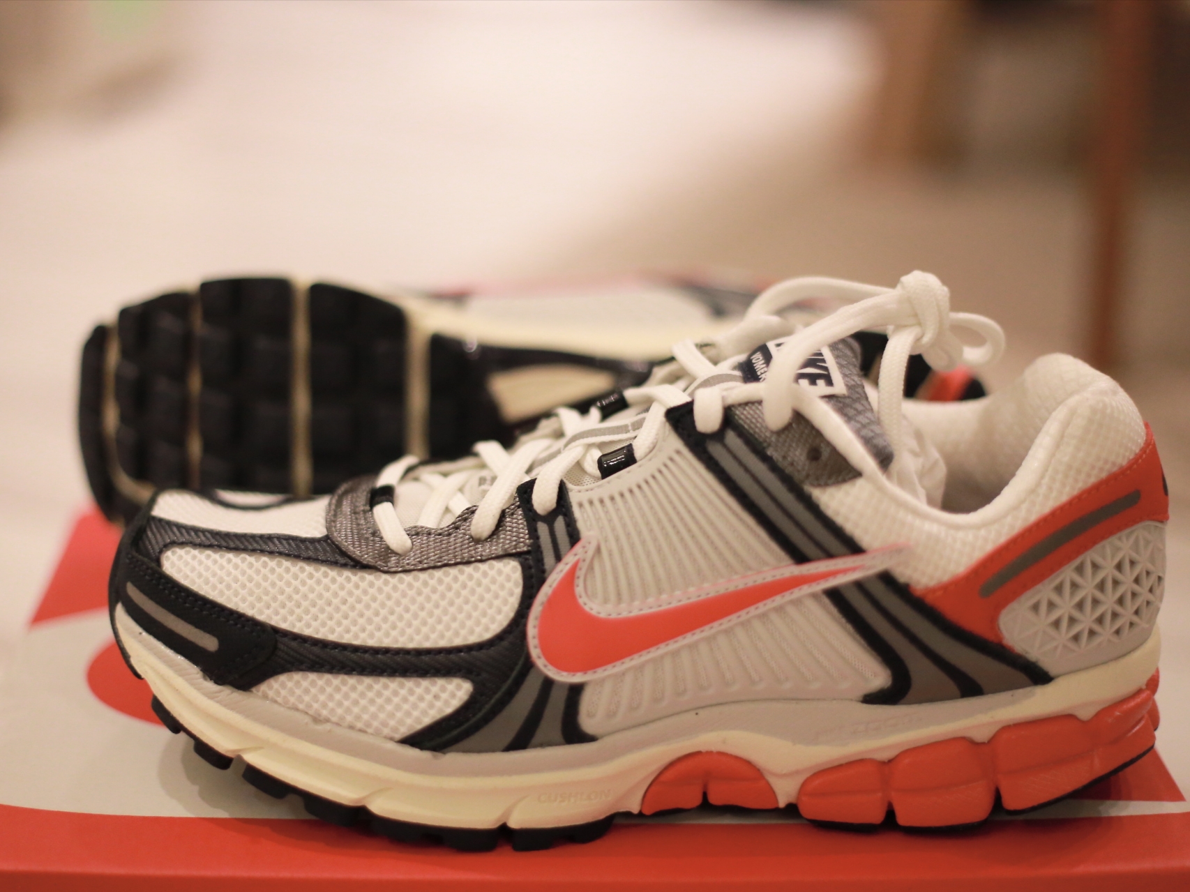 Nike Zoom Vomero 5 Photon Dust Picante Red 착용 스타일 - 4
