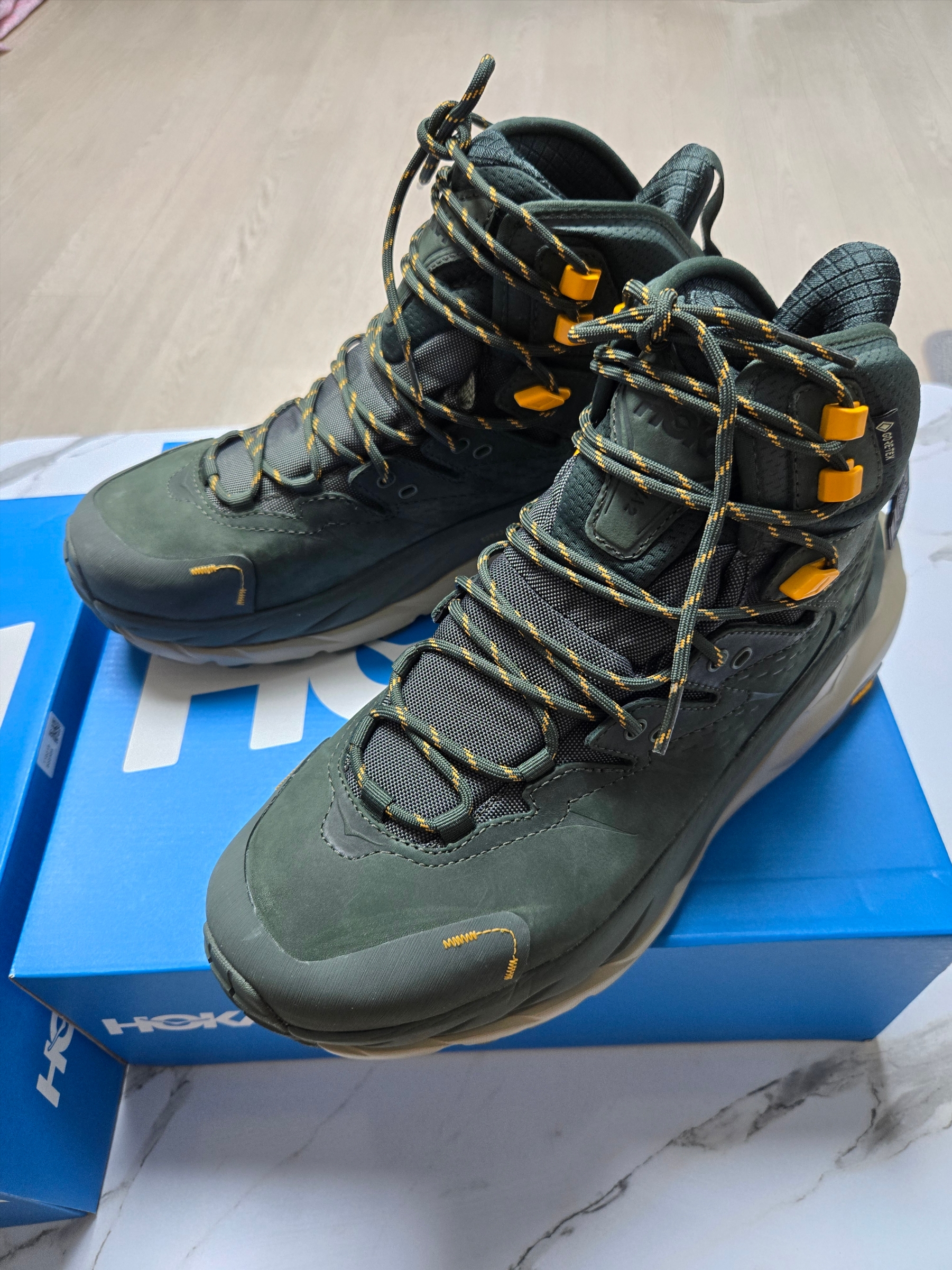 Hoka Kaha 2 Gore-Tex Duffel Bag Green 착용 스타일