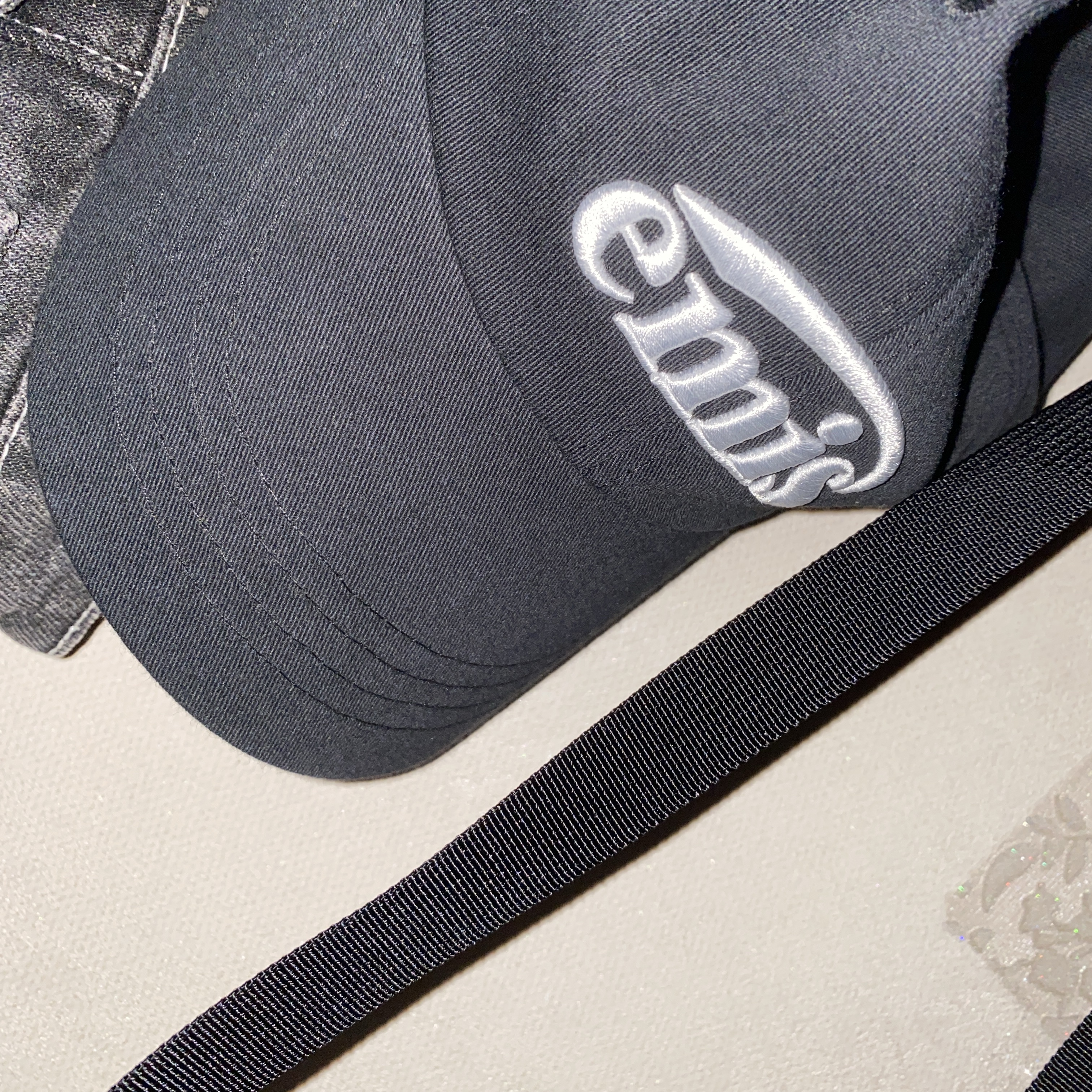 Emis New Logo Emis Cap Black 착용 스타일