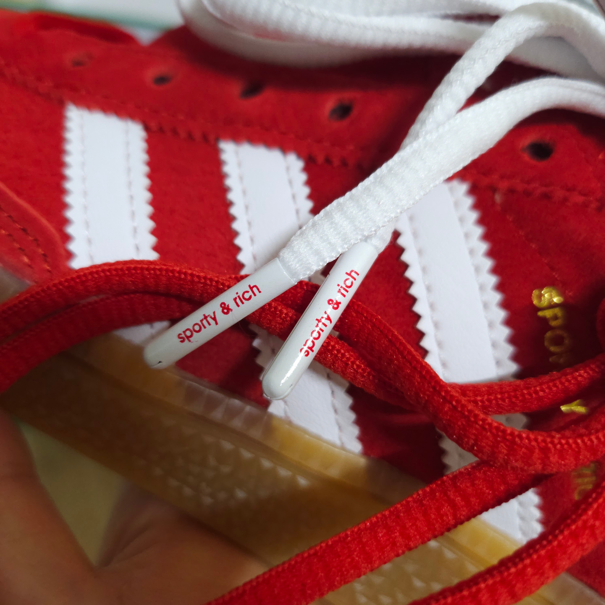 Adidas x Sporty & Rich Spezial Handball Collegiate Red Night Indigo 착용 스타일 - 3