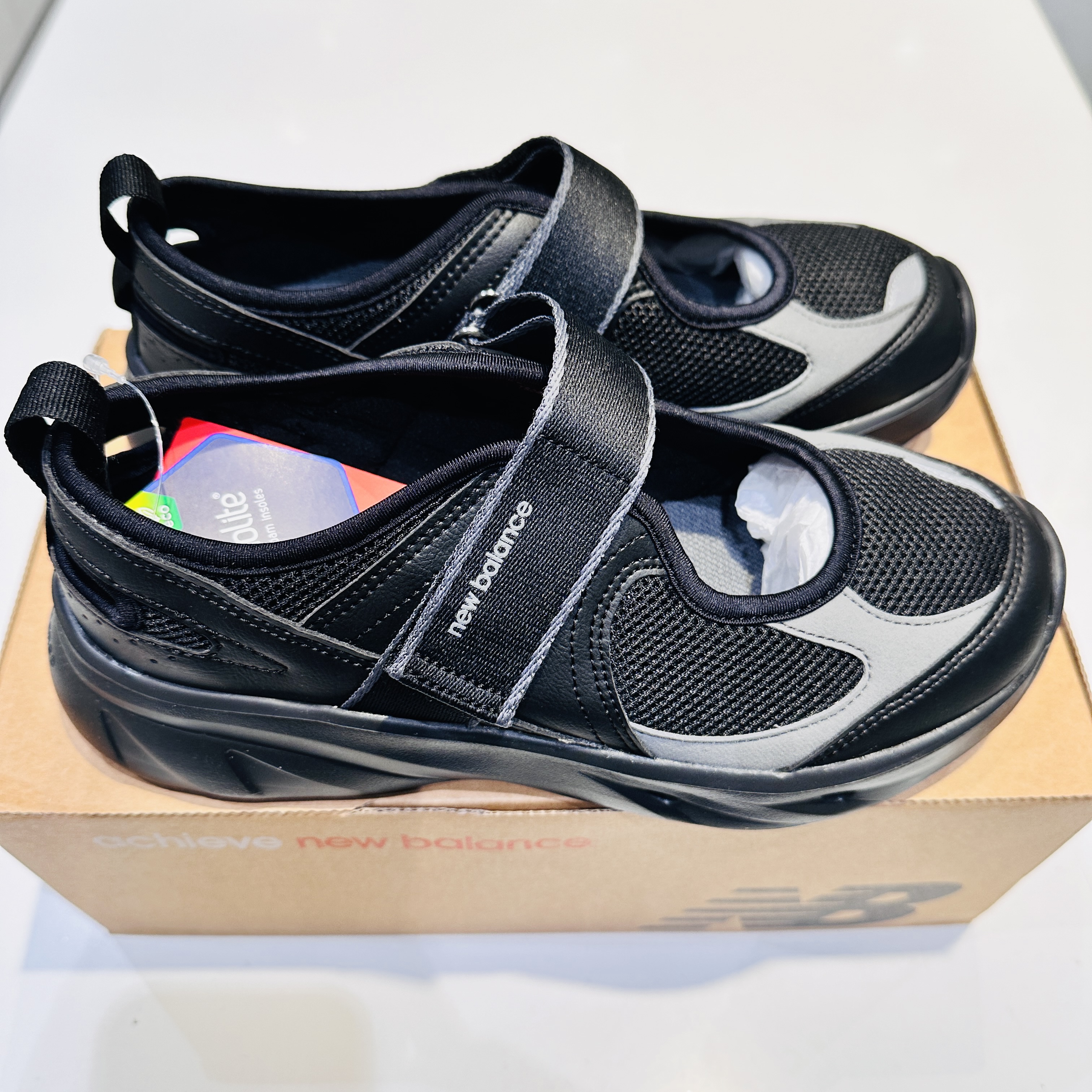 (W) New Balance Breeze SD2202 Black 착용 스타일 - 4