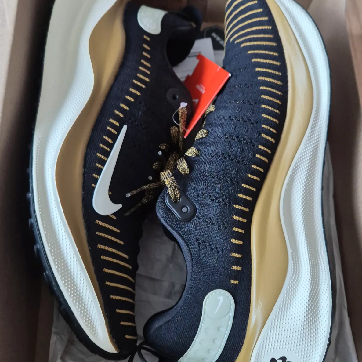 Nike ReactX Infinity Run 4 Black Bronzine 착용 스타일