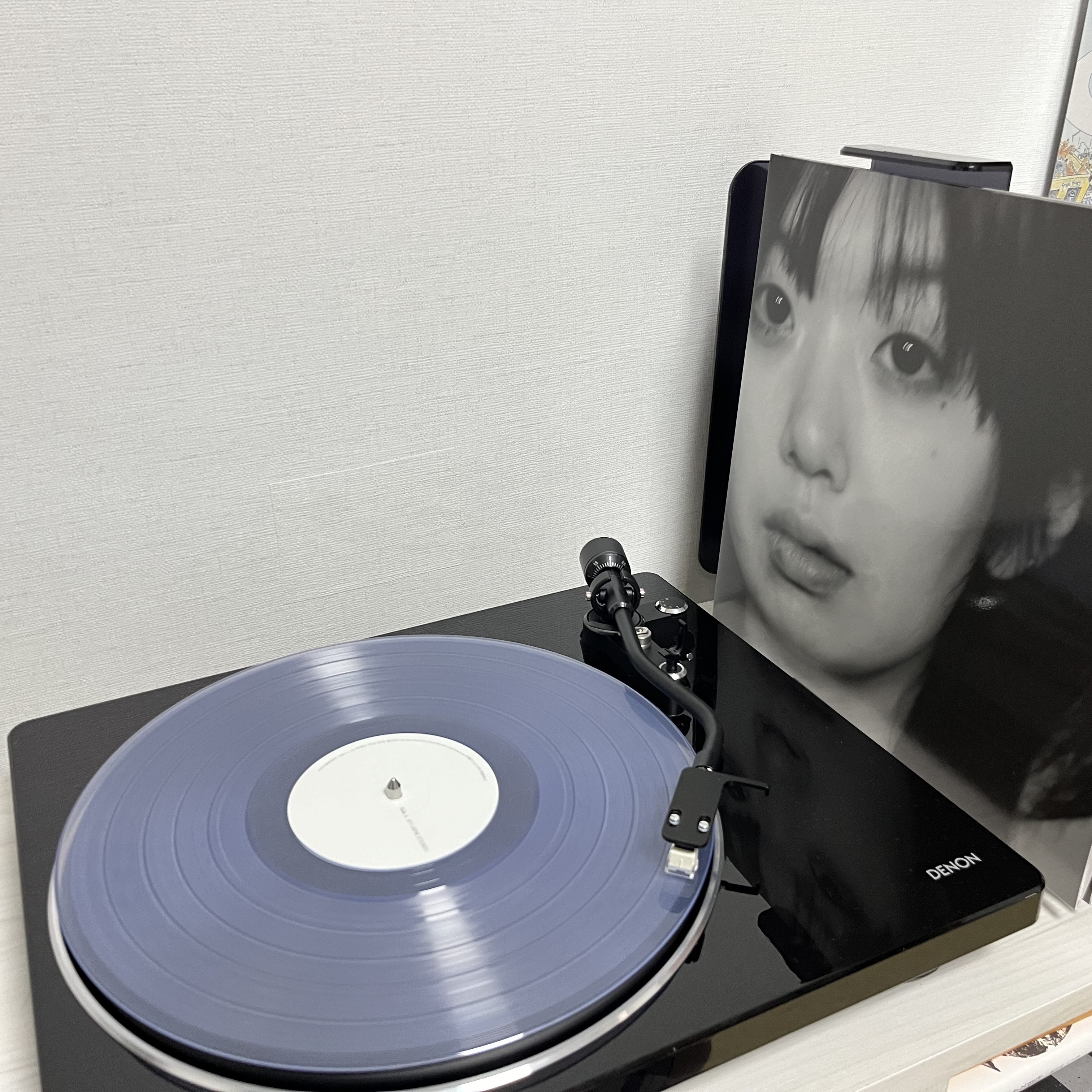 Yoon Jiyoung Blue Bird LP Clear 착용 스타일 - 2