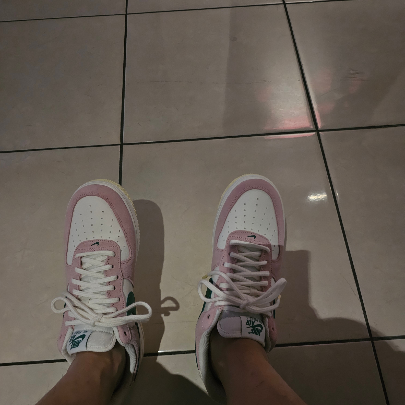 Nike Air Force 1 '07 Sail Medium Soft Pink 착용 스타일