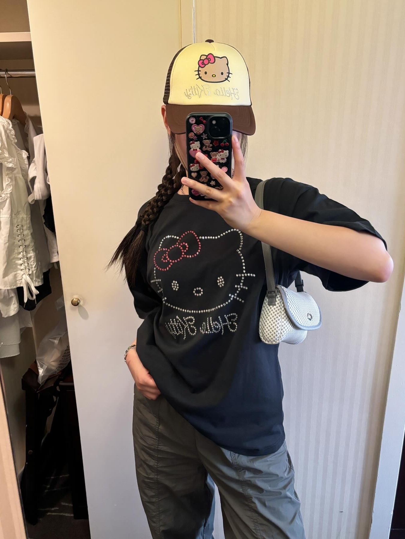 Mischief Cushion Mini Cross Bag Light Grey 착용 스타일
