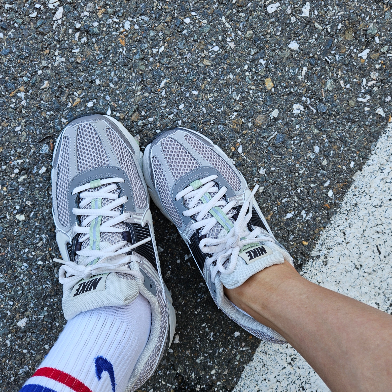 (W) Nike Zoom Vomero 5 Cobblestone and Flat Pewter 착용 스타일