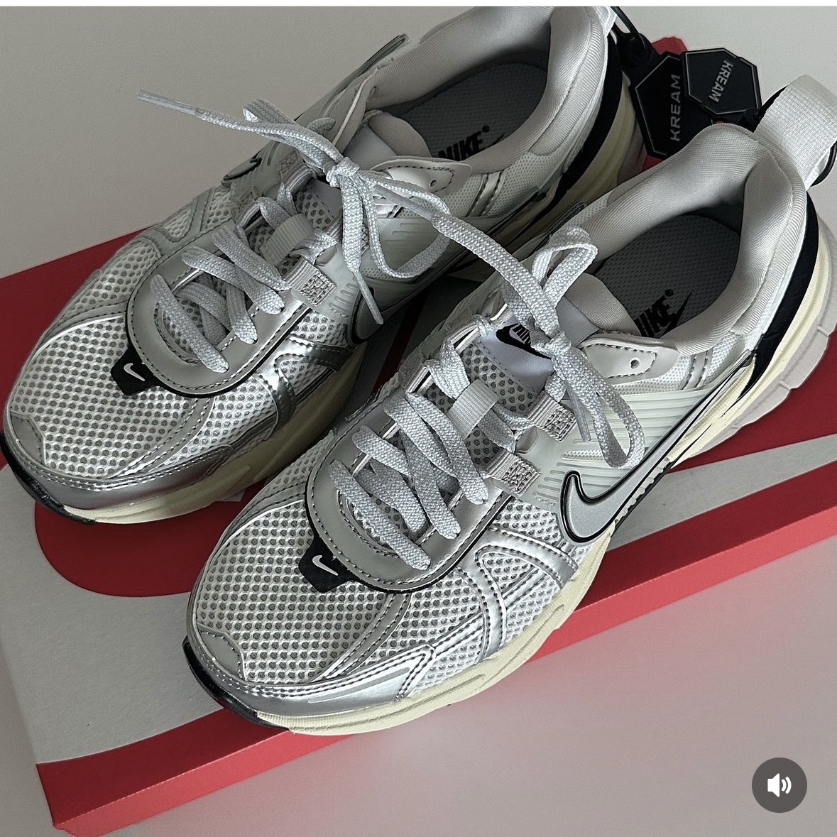 Nike V2K Run Summit White Metallic Silver 착용 스타일 - 5
