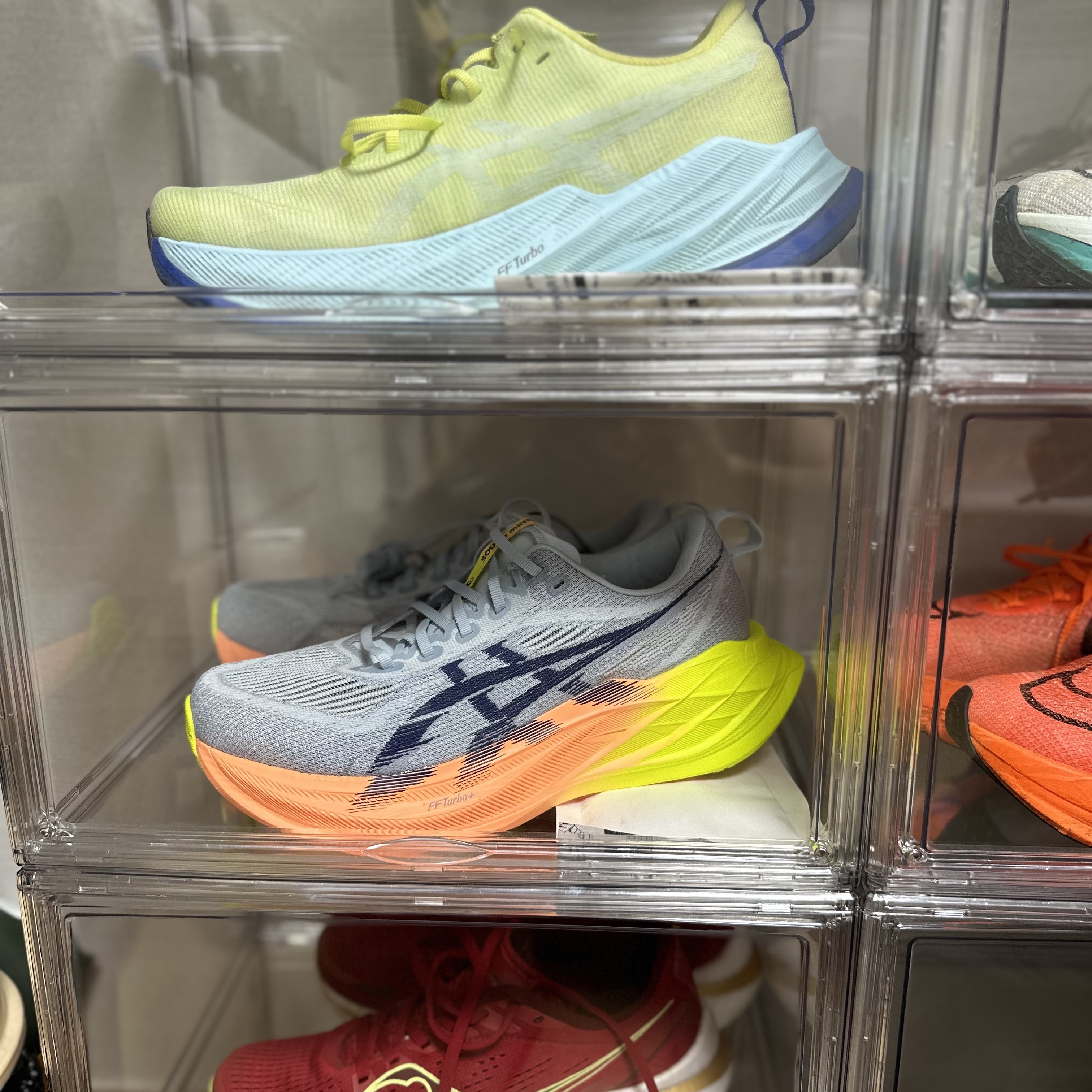 Asics Superblast 2 Paris Cool Grey Safety Yellow, Asics Superblast Glow Yellow Aquamarine 착용 스타일 - 2