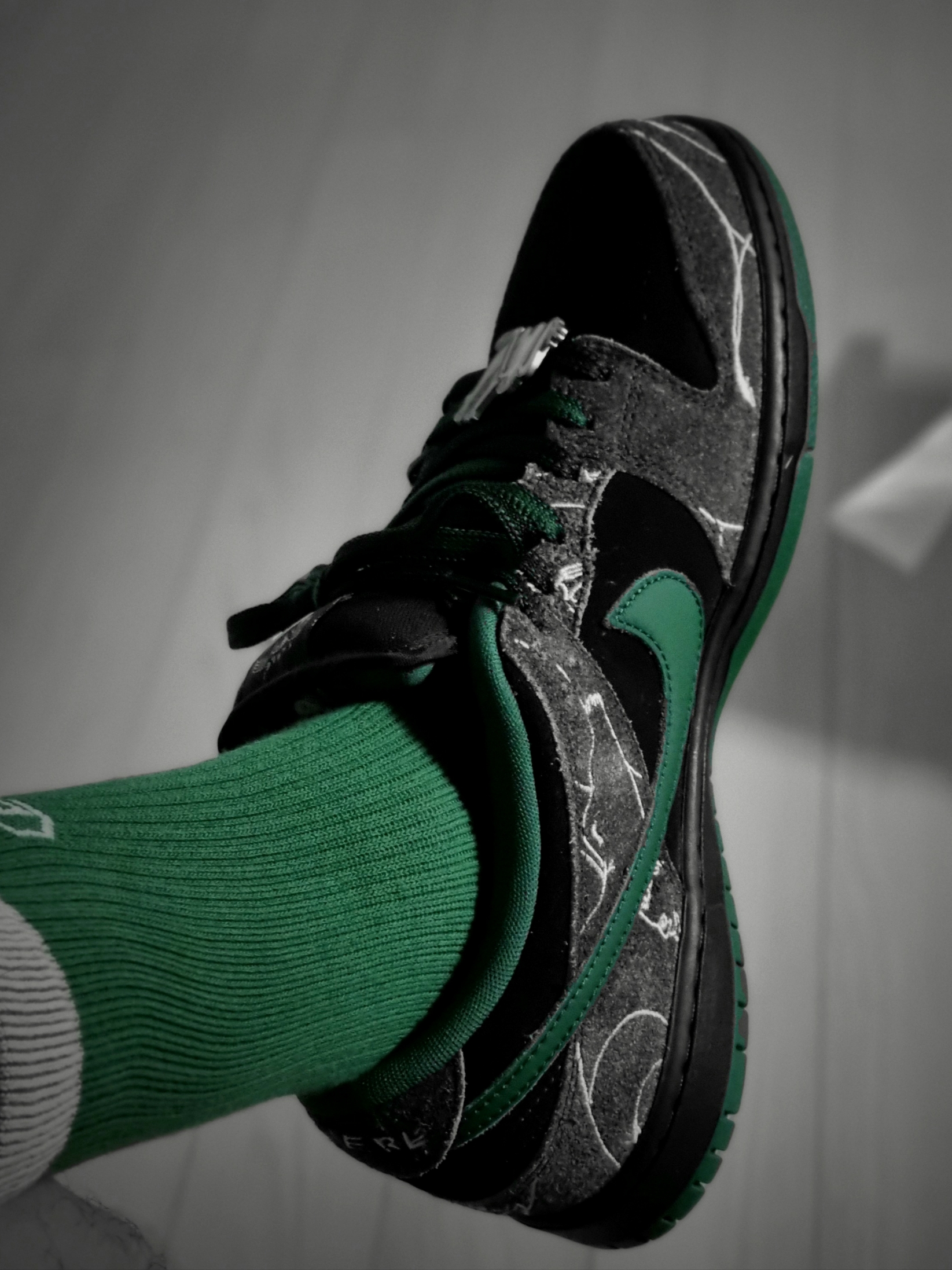 Nike x There SB Dunk Low Pro Anthracite and Gorge Green 착용 스타일