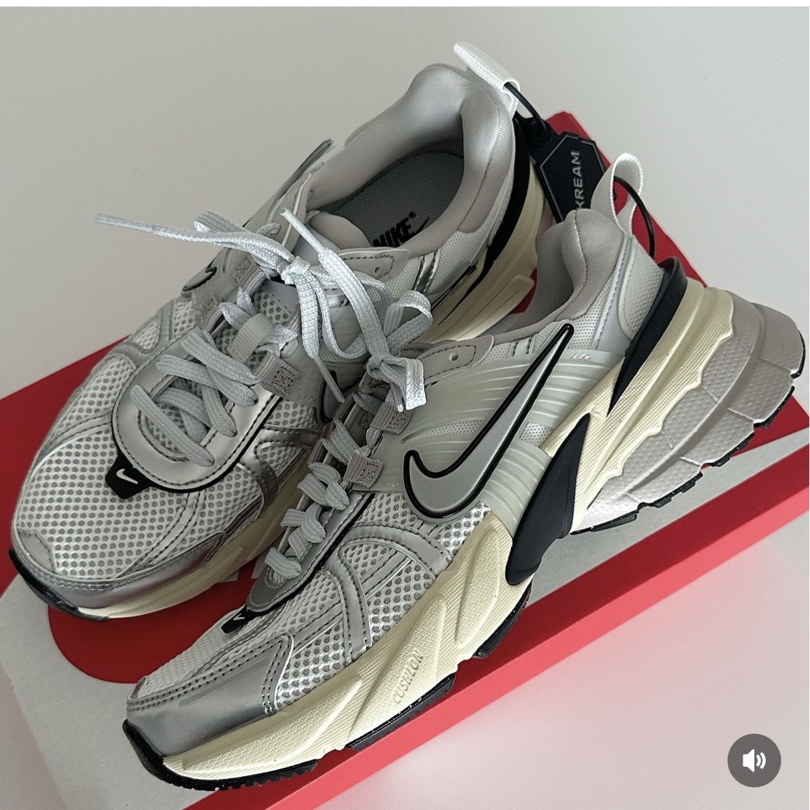 Nike V2K Run Summit White Metallic Silver 착용 스타일 - 2