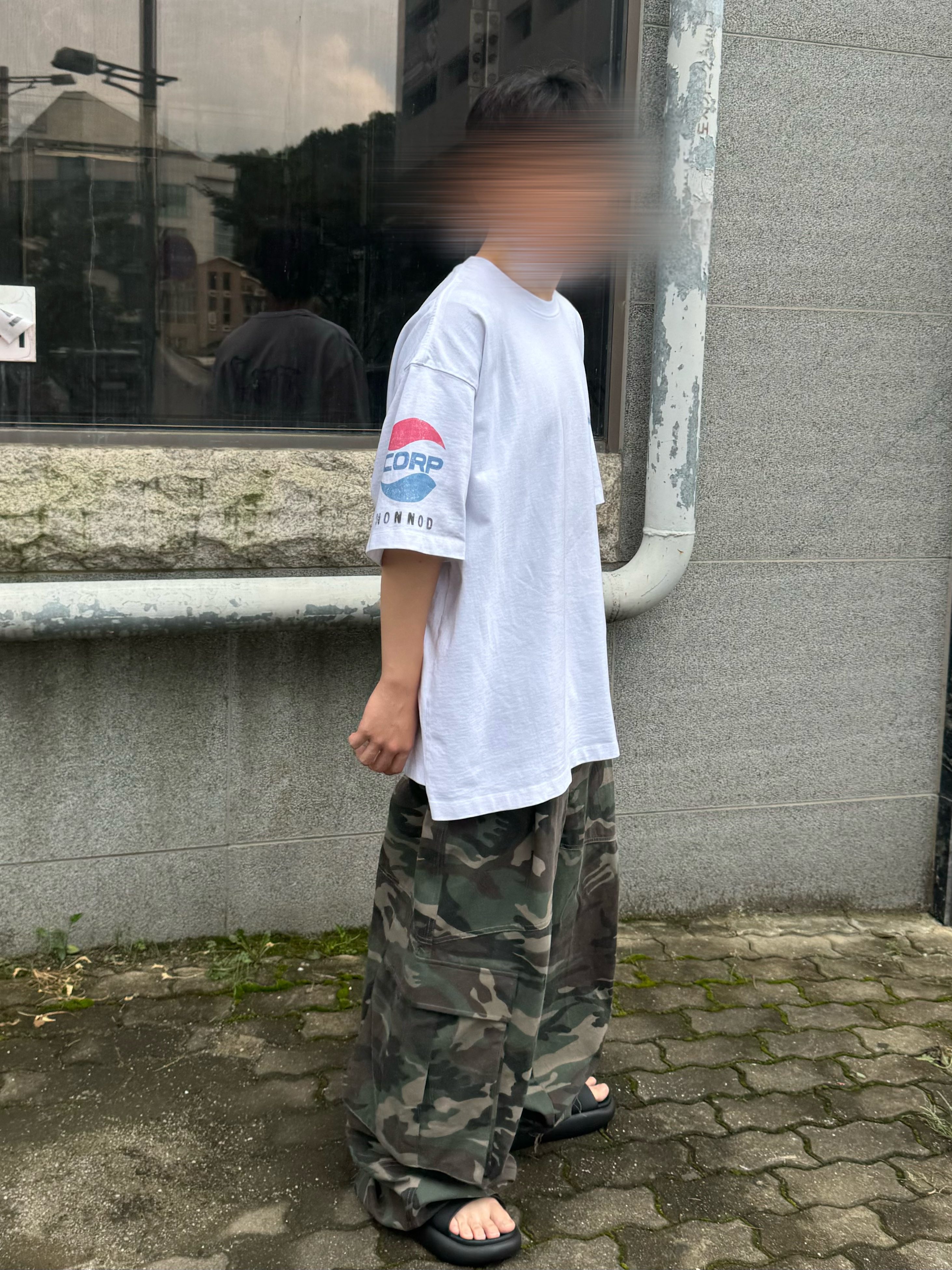 Undermycar Mu.51 Anti Fxxking Logo Play Big Cargo Camo Pants Camo Khaki, Nonnod Soft Drink T-Shirt Dirty White 착용 스타일 - 4