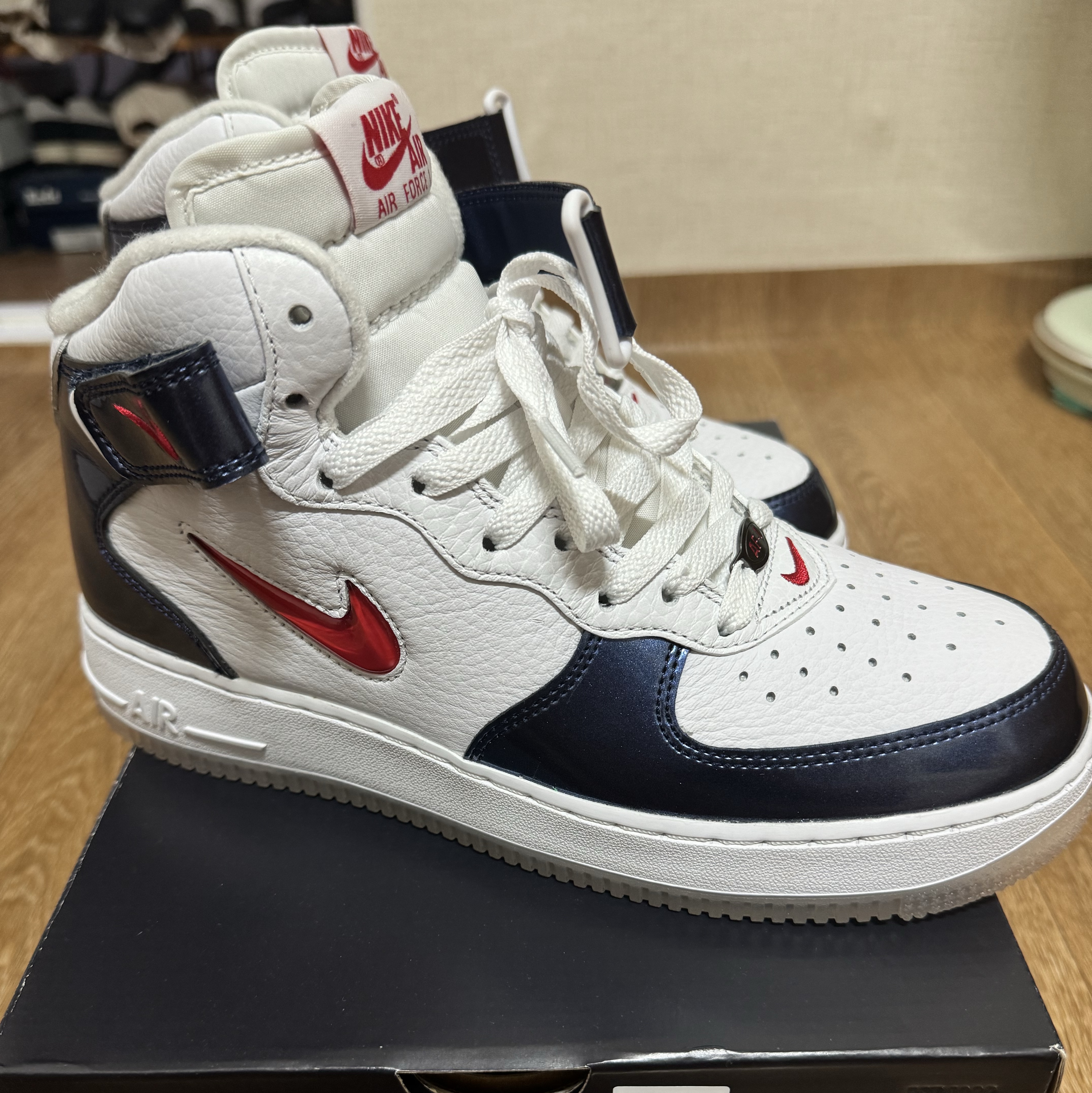 Nike Air Force 1 Mid QS University Red and Midnight Navy 착용 스타일 - 2