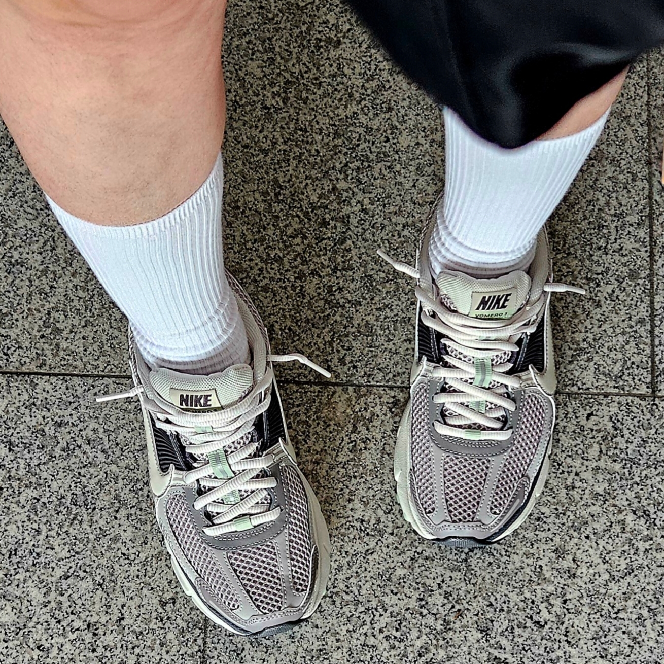 (W) Nike Zoom Vomero 5 Cobblestone and Flat Pewter 착용 스타일