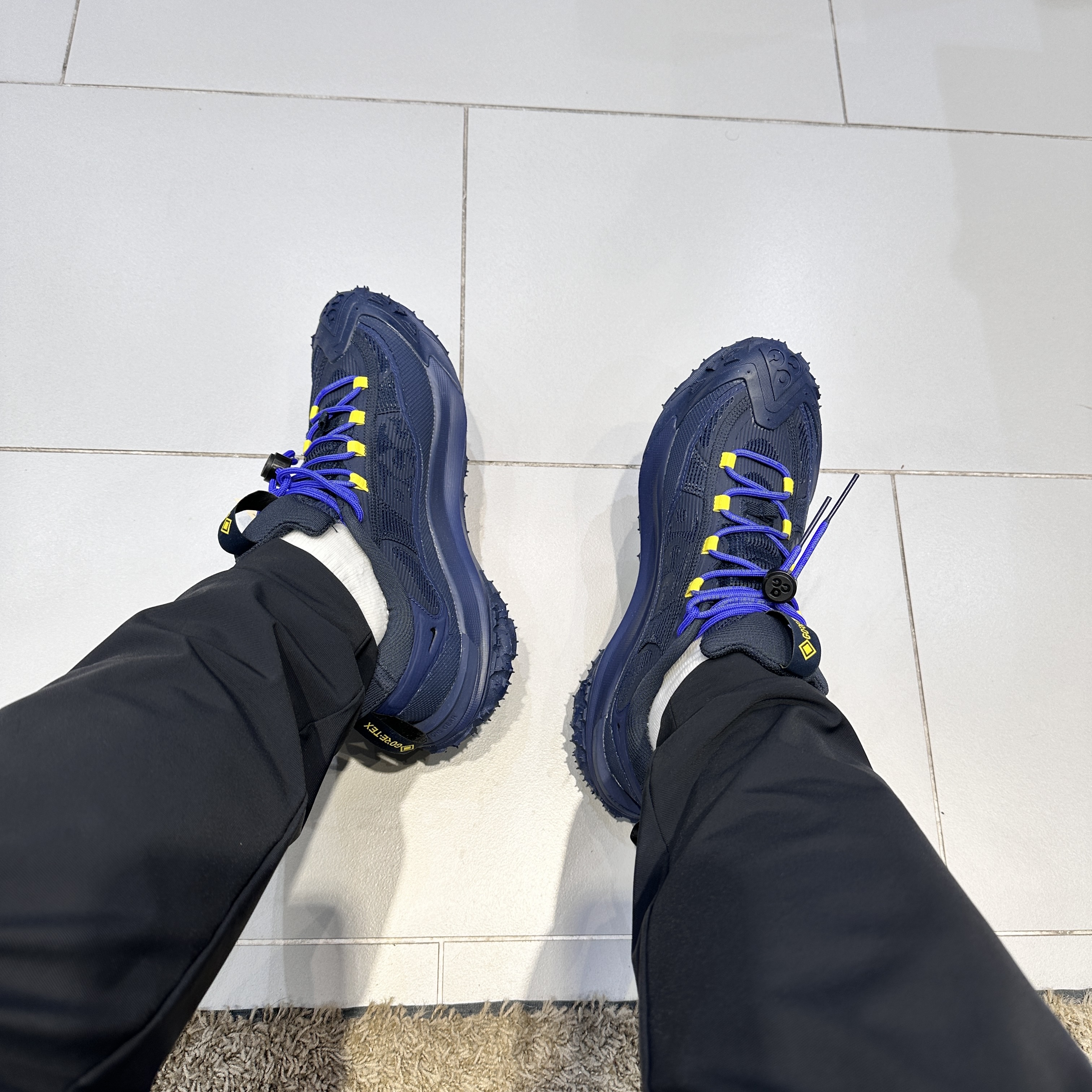 Nike ACG Mountain Fly 2 Low Gore-Tex Dark Obsidian Midnight Navy 착용 스타일 - 2