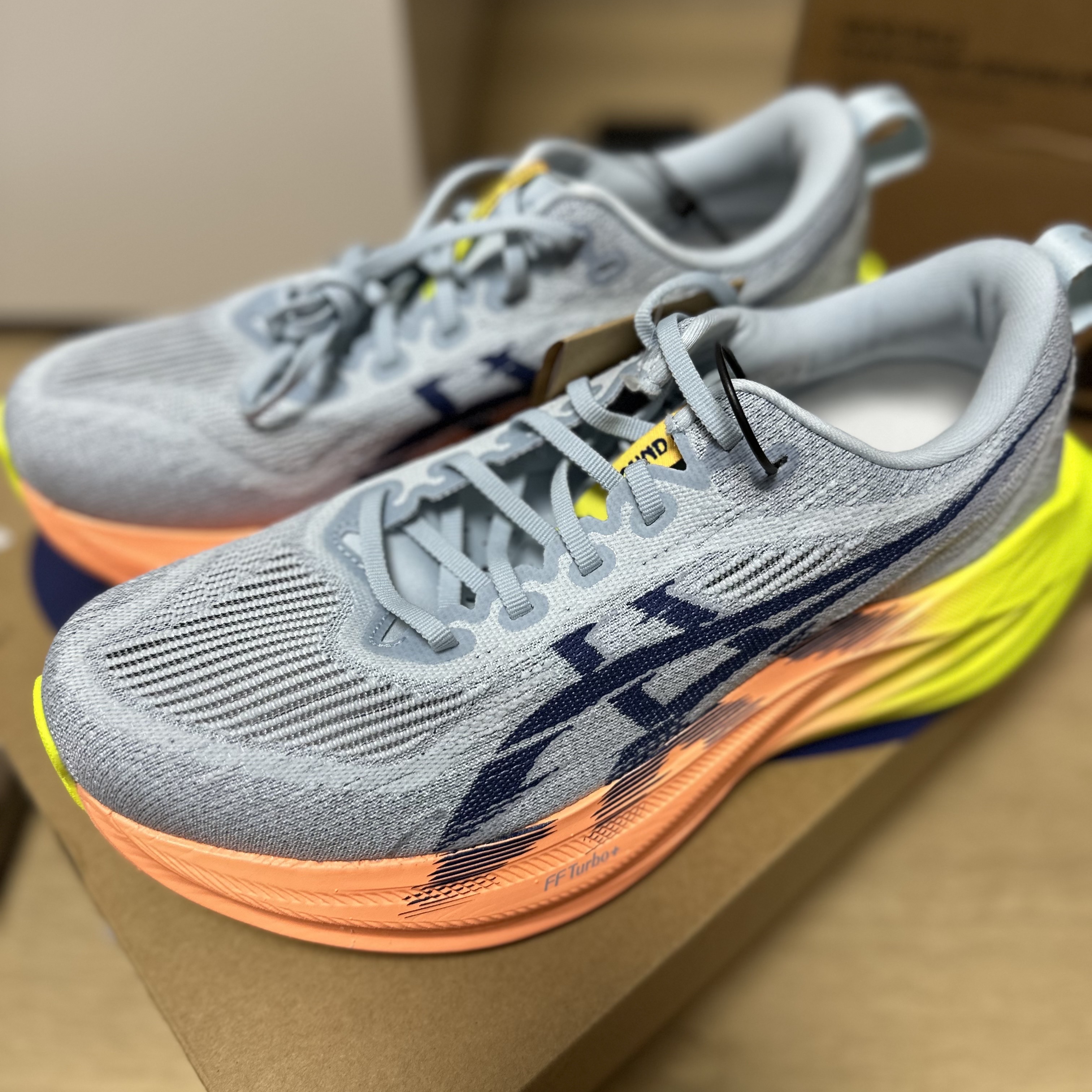 Asics Superblast 2 Paris Cool Grey Safety Yellow, Asics Superblast Glow Yellow Aquamarine 착용 스타일 - 1