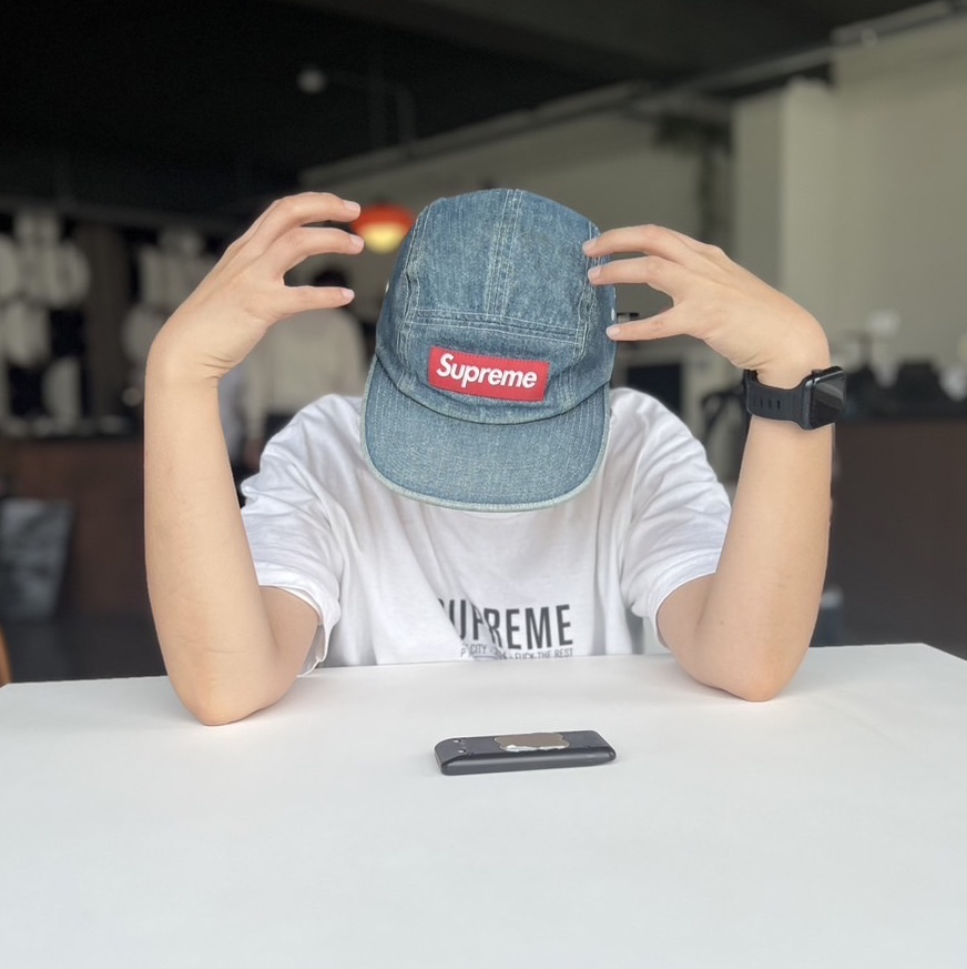 Supreme Washed Chino Twill Camp Cap Denim - 21FW, Supreme Paris T-Shirt White - 24SS 착용 스타일