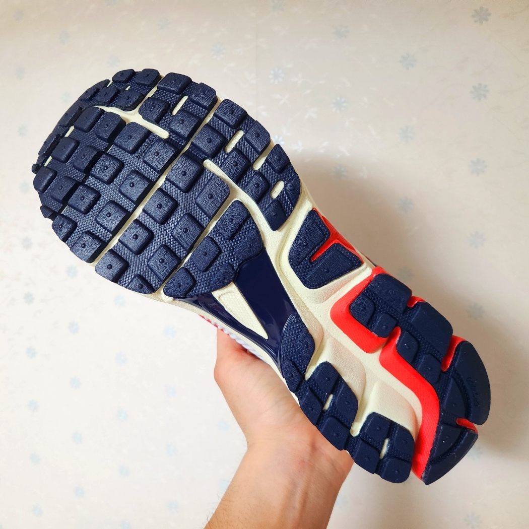 Nike Zoom Vomero 5 Photon Dust Picante Red 착용 스타일 - 3