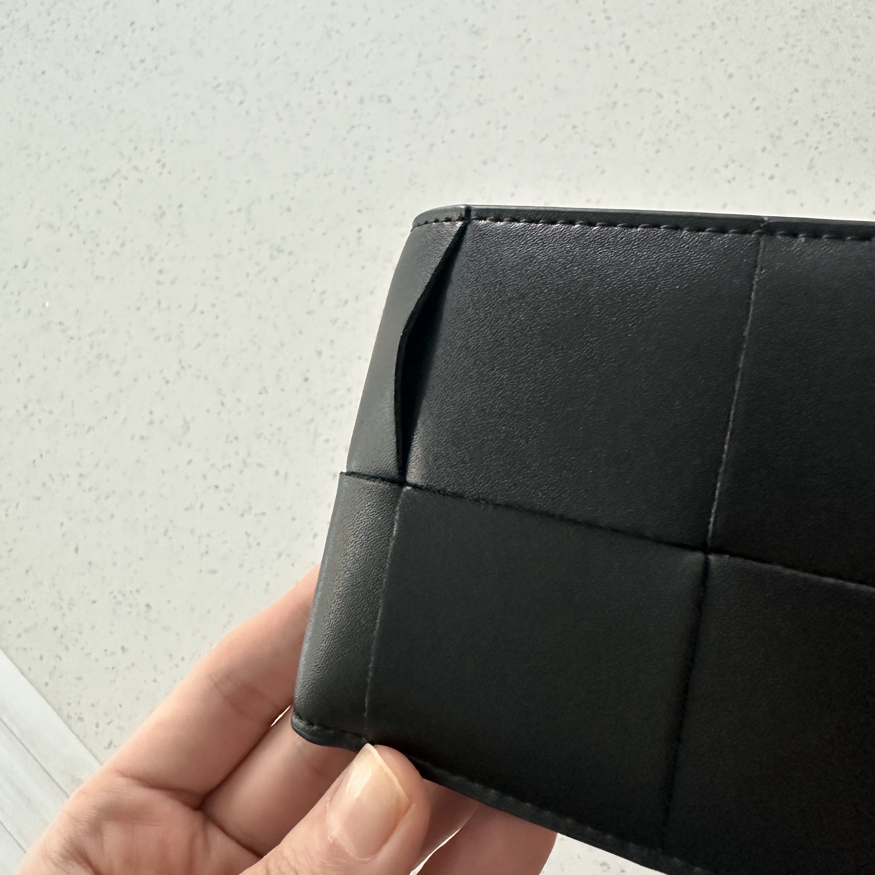 Bottega Veneta Bi-Fold Wallet Black 착용 스타일 - 2