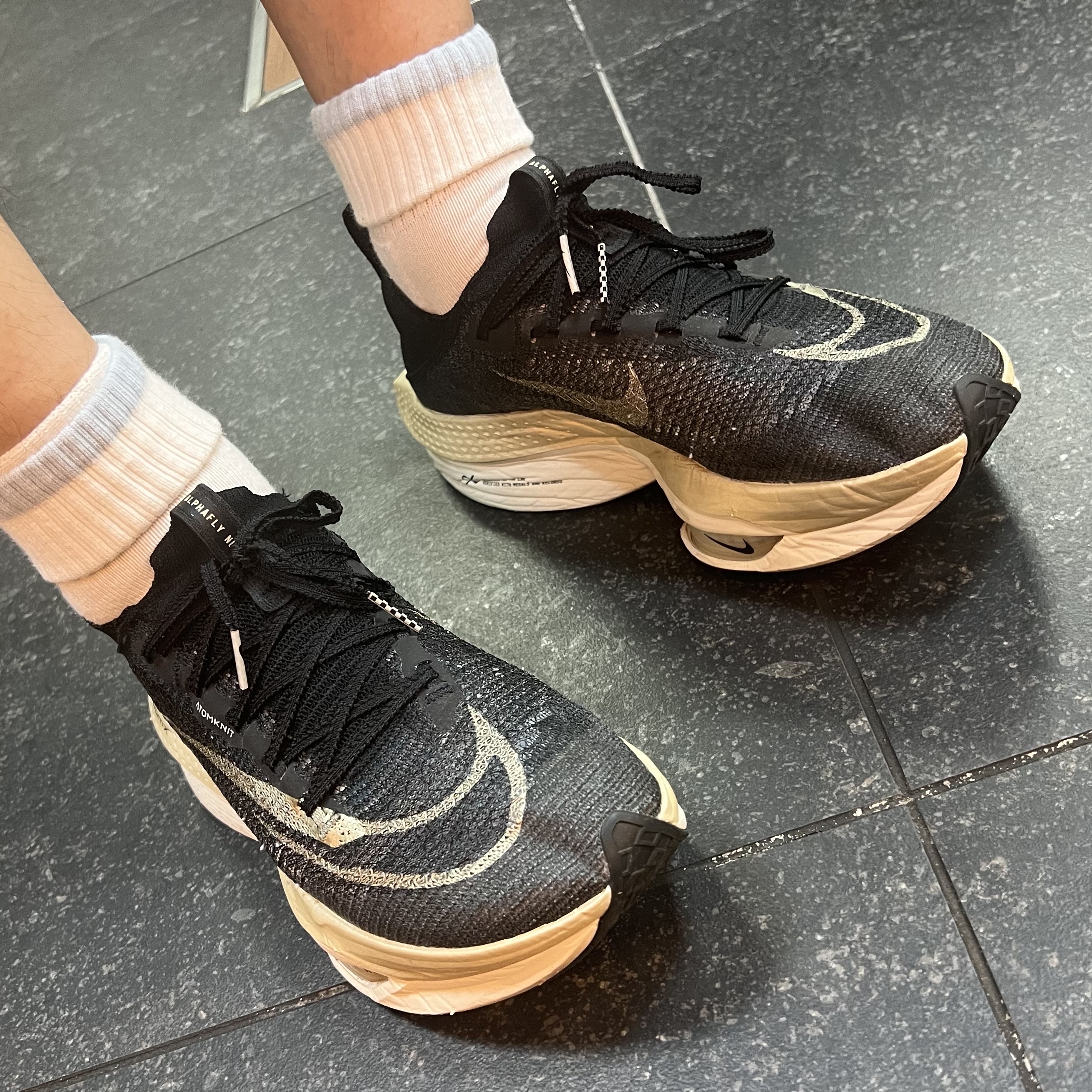 Nike Air Zoom Alphafly Next% 2 Black Metallic Gold Grain 착용 스타일