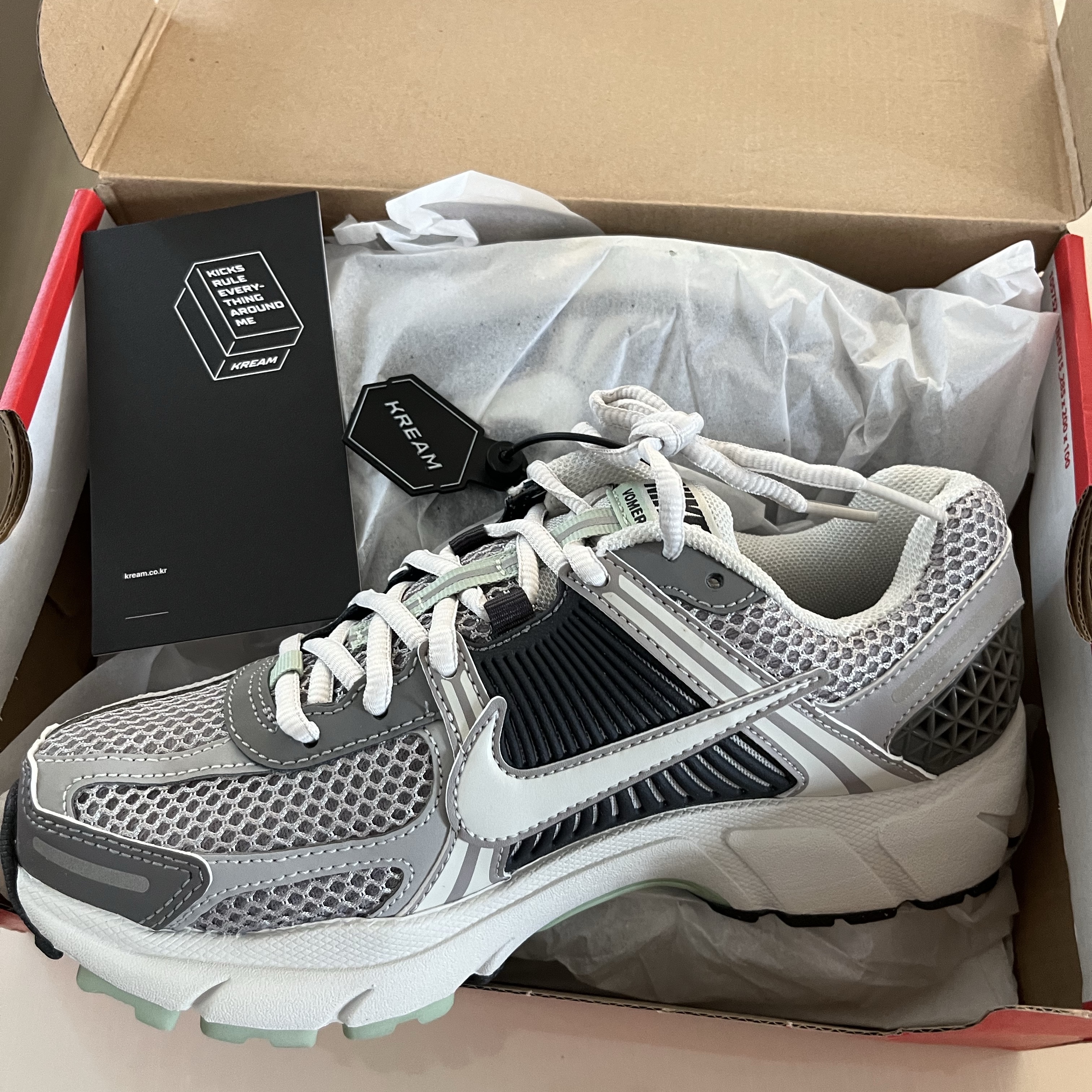 (W) Nike Zoom Vomero 5 Cobblestone and Flat Pewter, Nike Zoom Vomero 5 SE Light Orewood Brown 착용 스타일