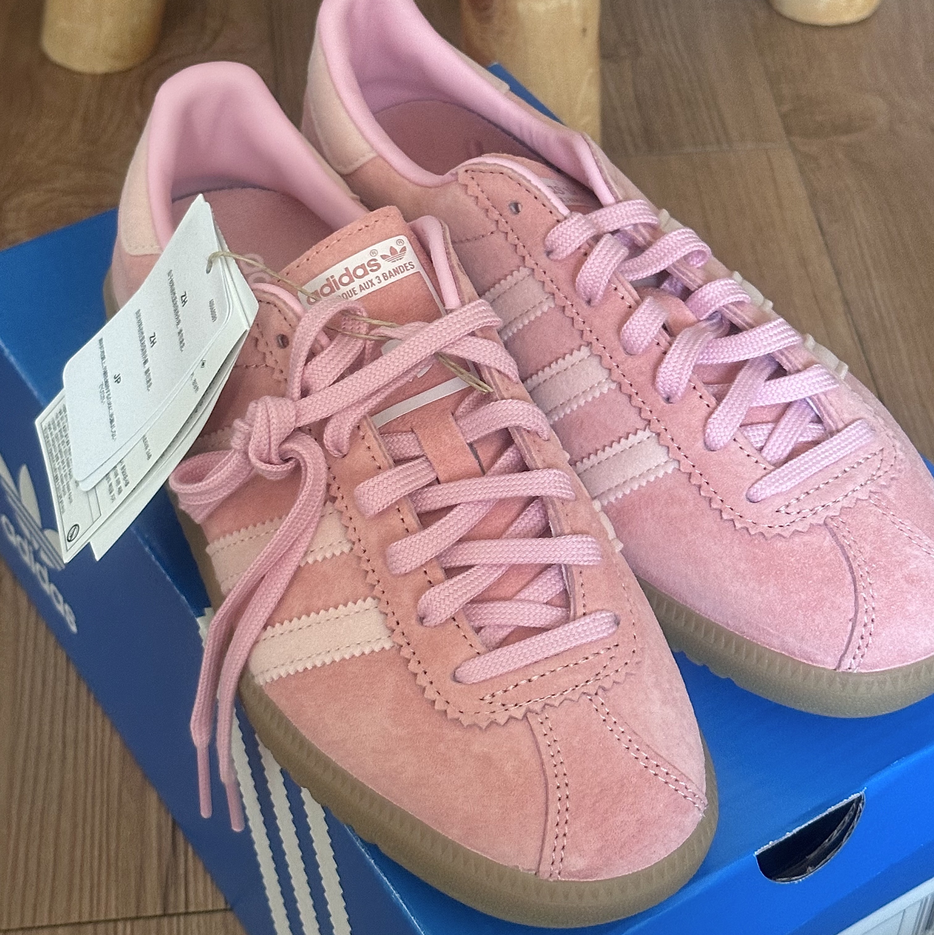 Adidas Bermuda Glow Pink 착용 스타일 - 2