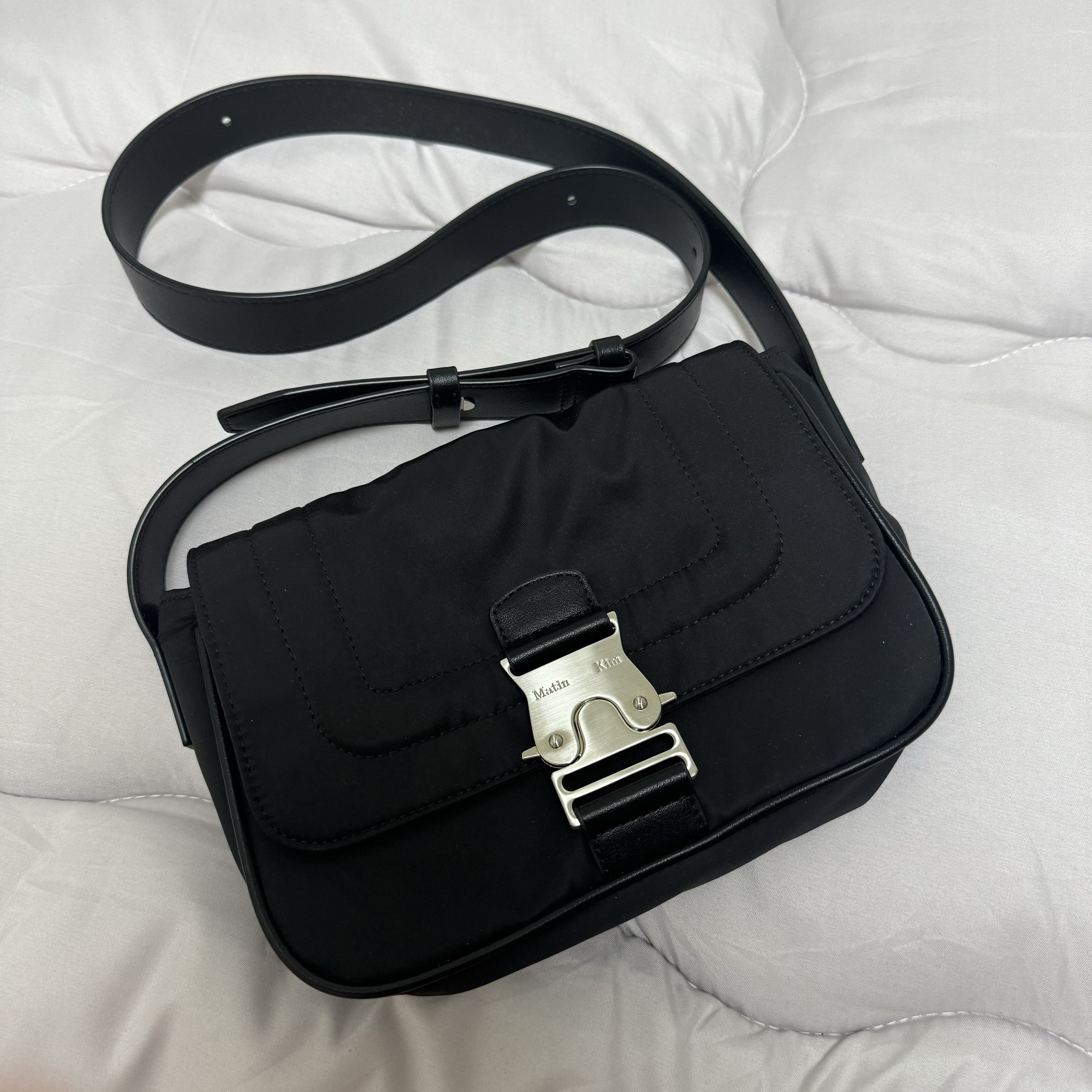 Matin Kim Mini Buckle Bag Black 착용 스타일