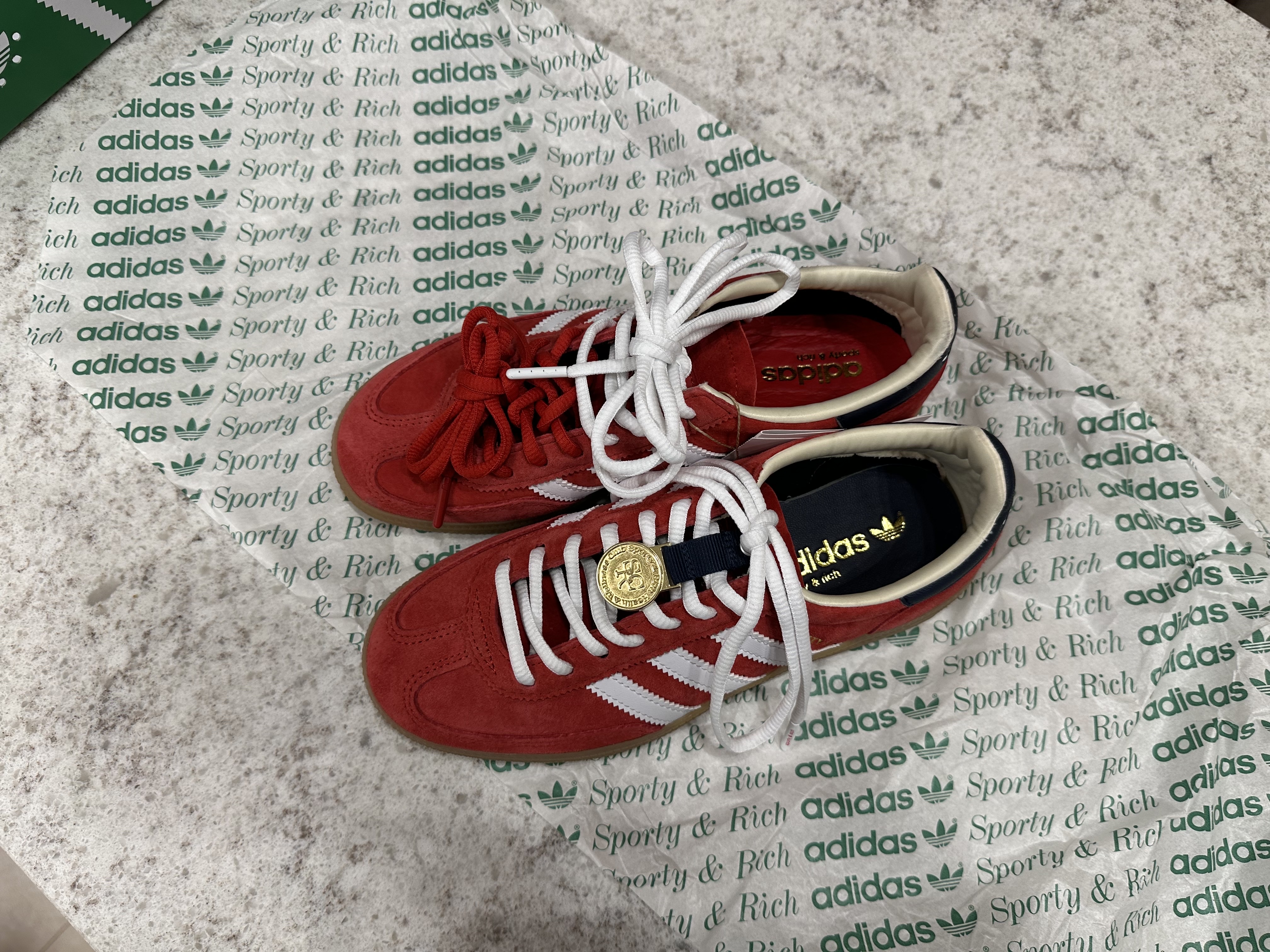 Adidas x Sporty & Rich Spezial Handball Collegiate Red Night Indigo 착용 스타일 - 3