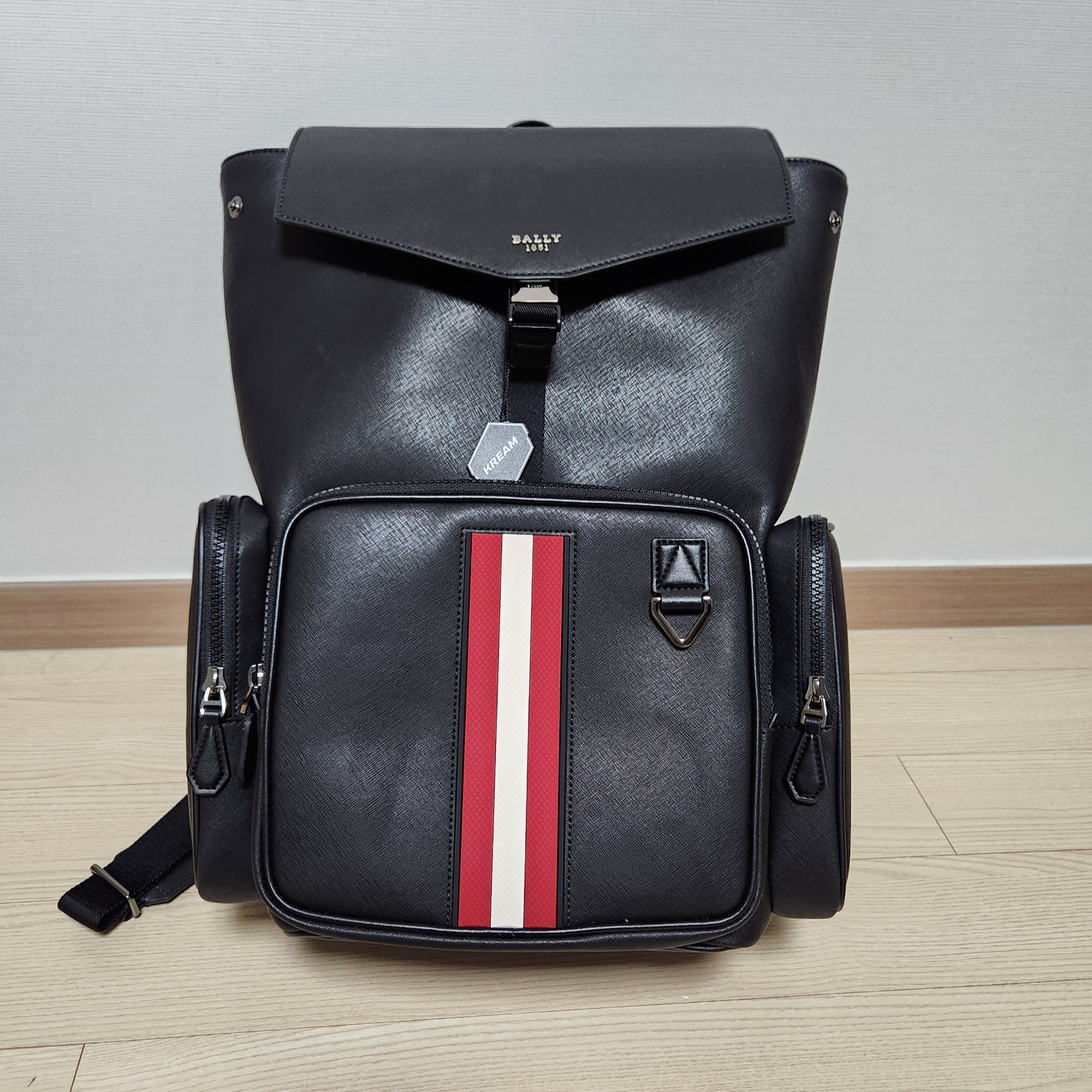 Bally Maxi Backpack Black 착용 스타일