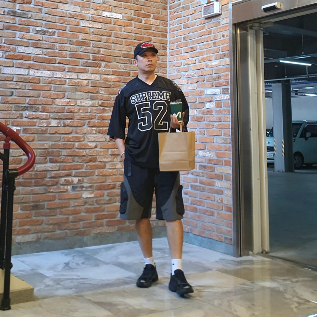 Nike V2K Run Black Anthracite, Supreme Spiderweb Football Jersey Black - 24SS 착용 스타일 - 2