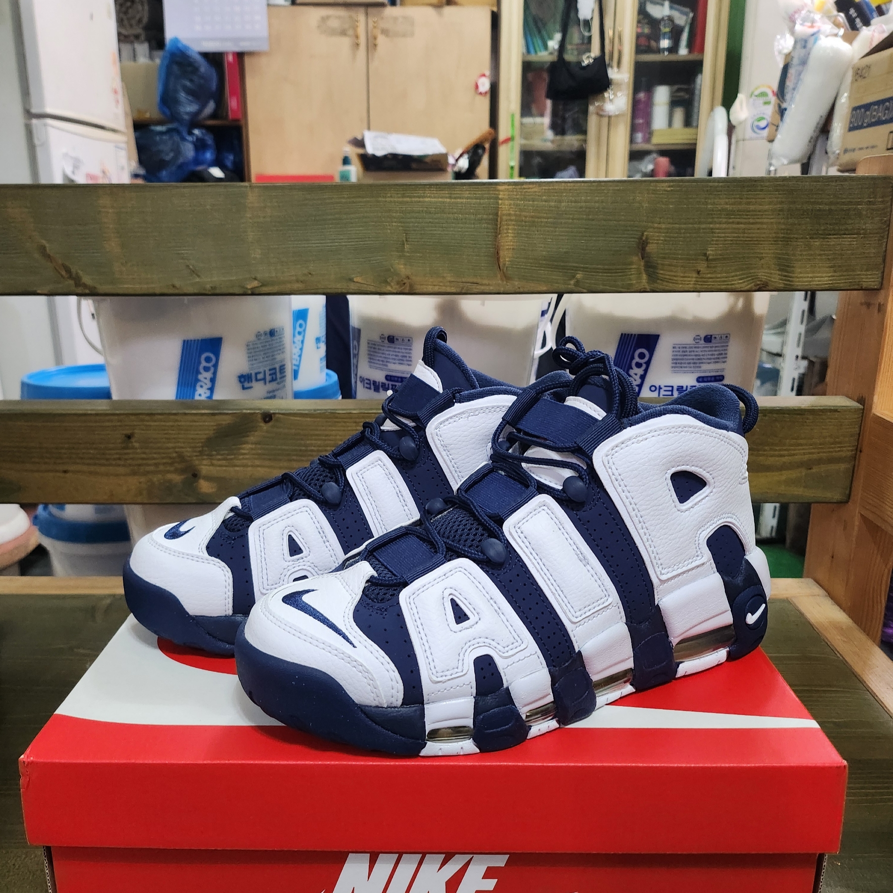 Nike Air More Uptempo 96 White Midnight Navy 착용 스타일 - 2