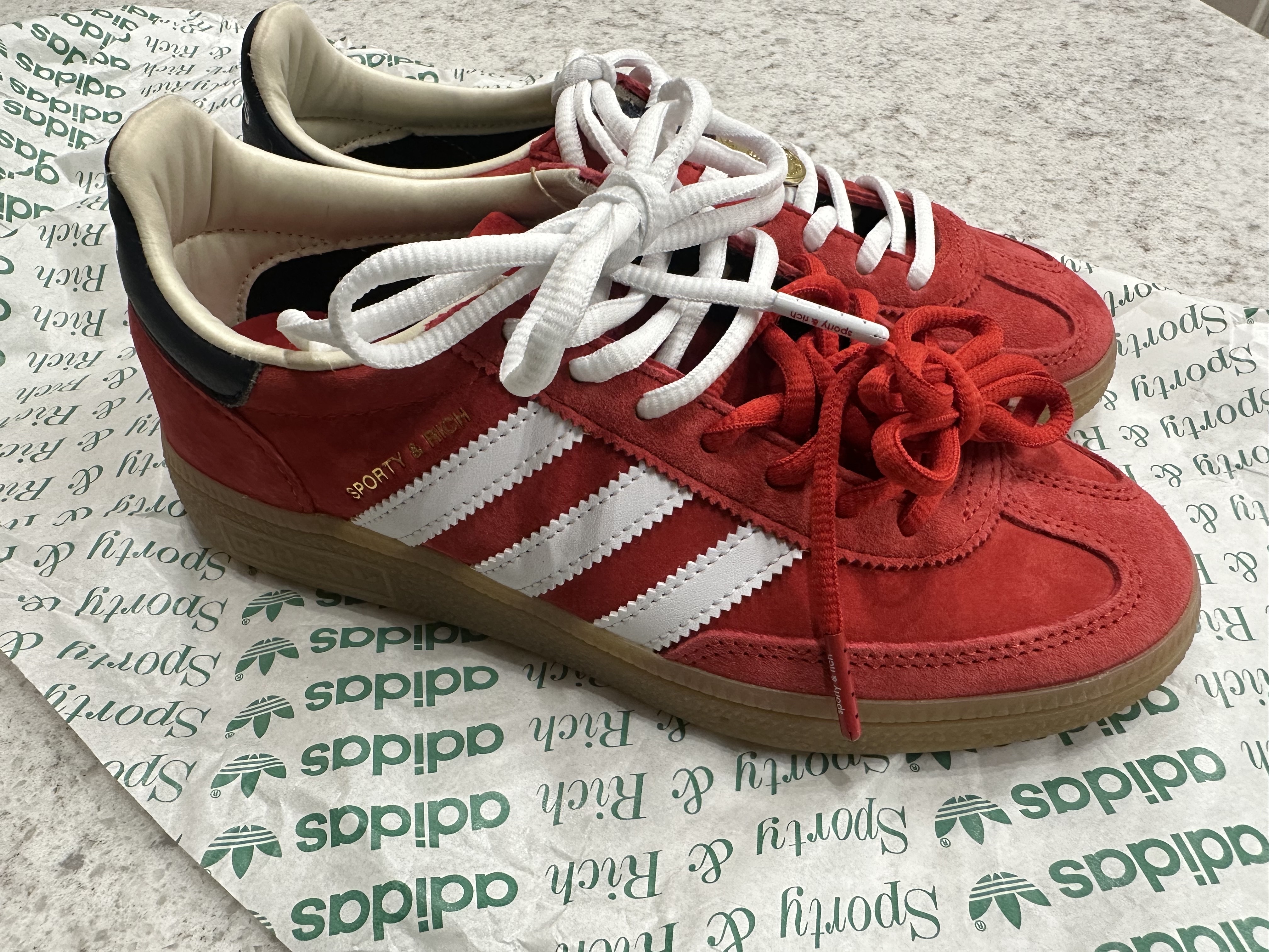 Adidas x Sporty & Rich Spezial Handball Collegiate Red Night Indigo 착용 스타일 - 4