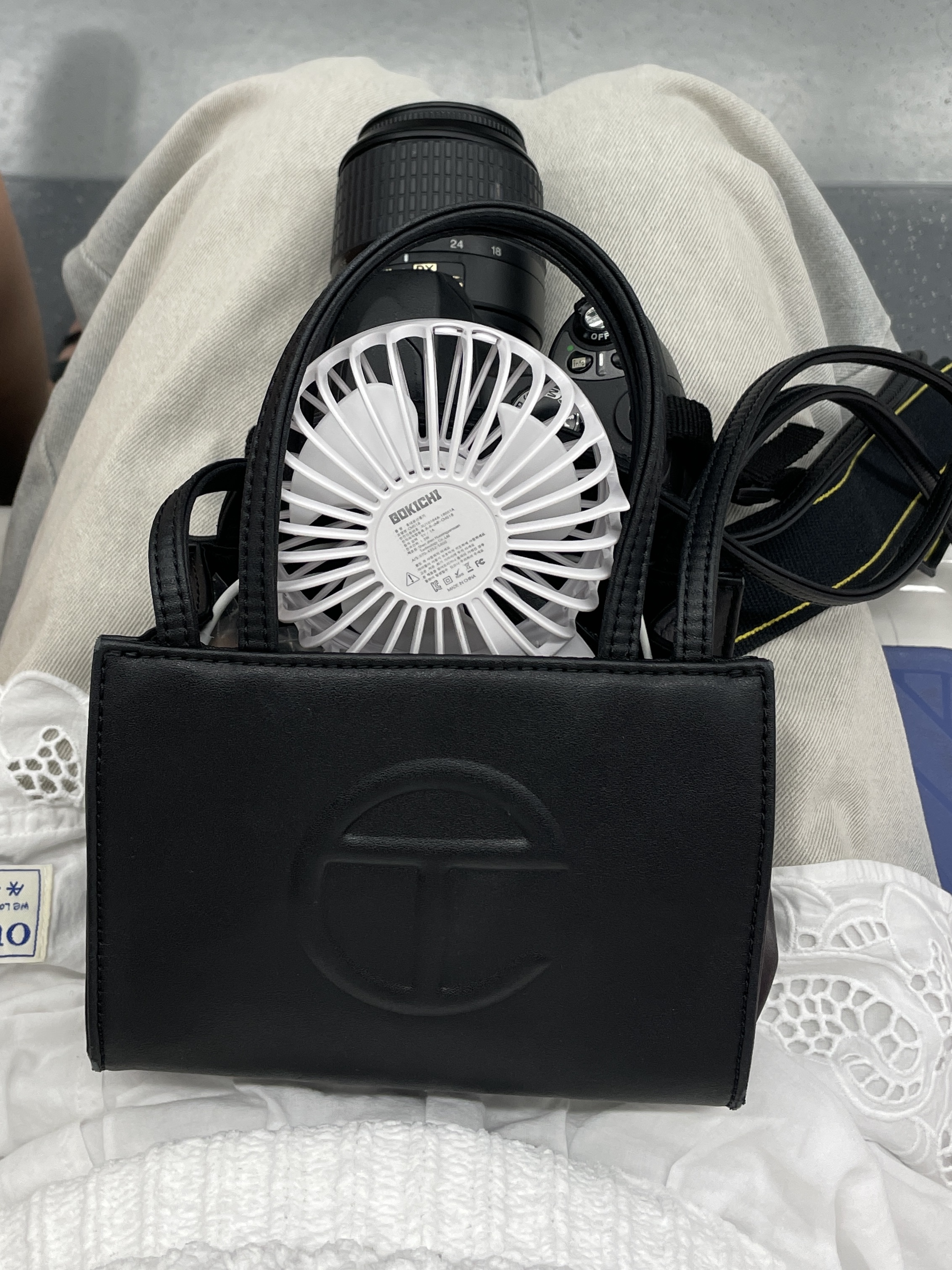 Telfar Small Shopping Bag Black 착용 스타일
