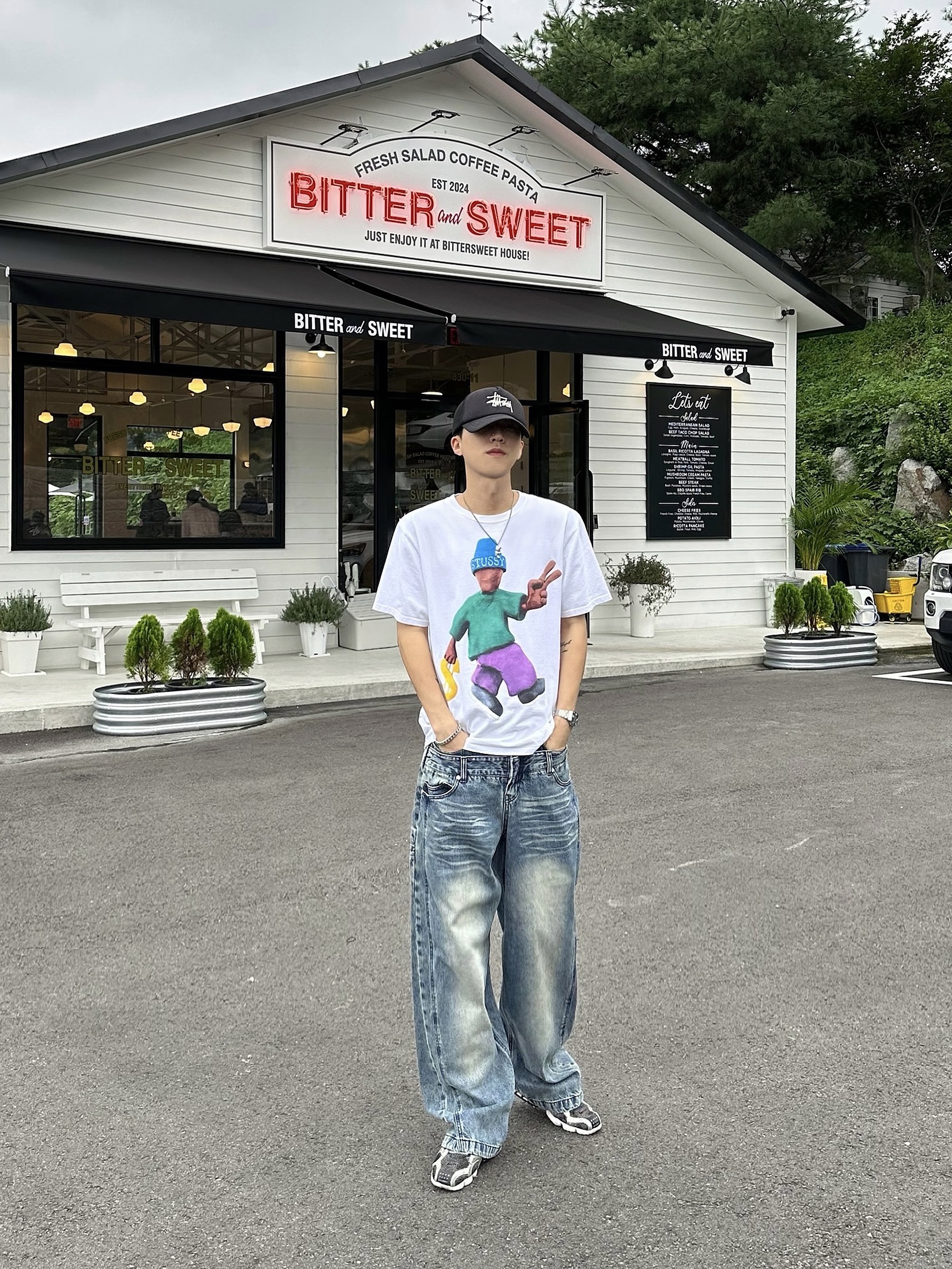 Stussy Peace & Prosperity T-Shirt White, Stussy Basic Trucker Cap Black 착용 스타일 - 1