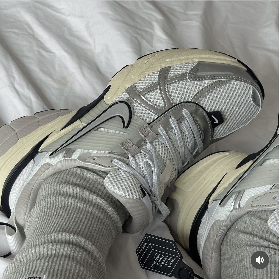 Nike V2K Run Summit White Metallic Silver 착용 스타일 - 1
