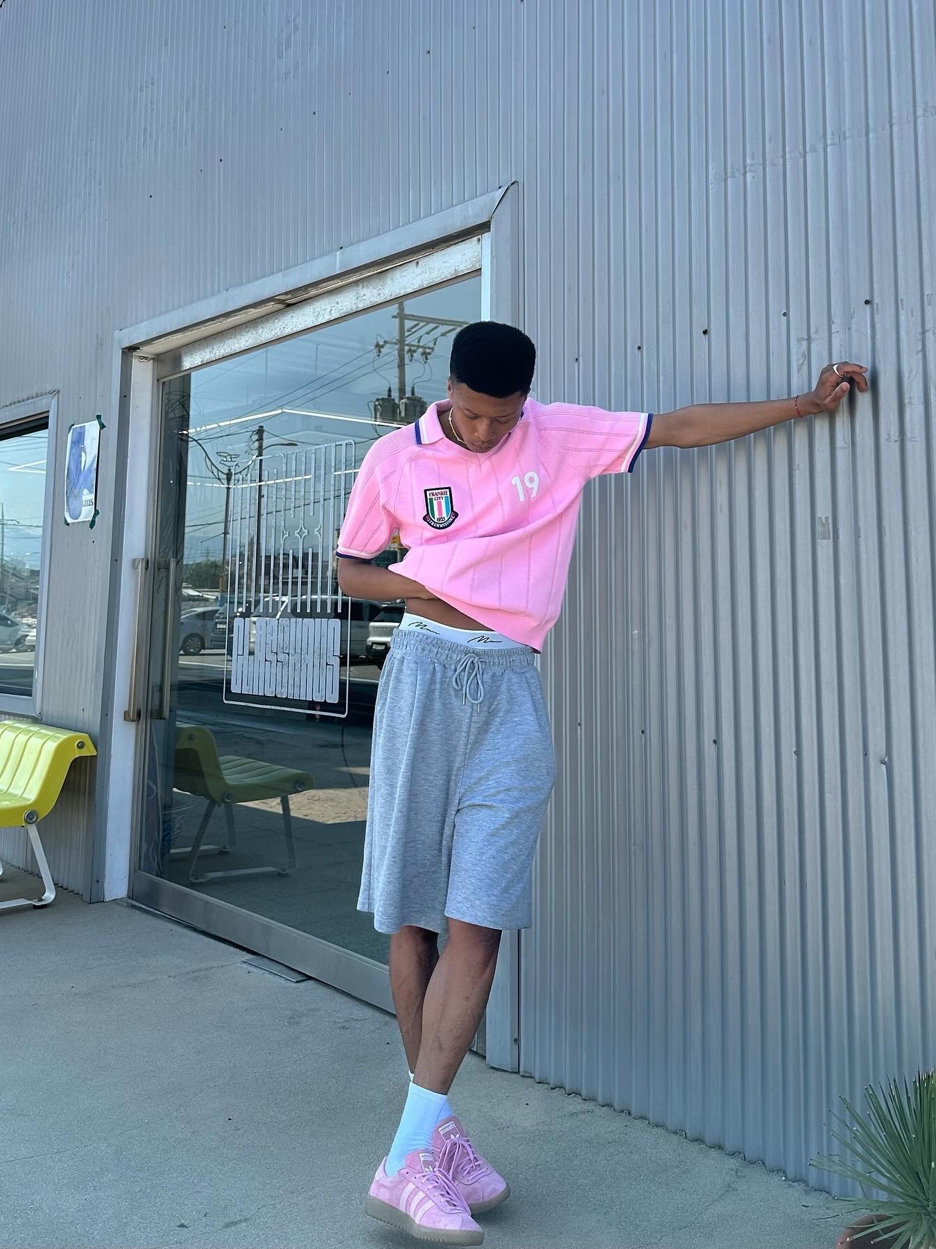 Adidas Bermuda Glow Pink 착용 스타일