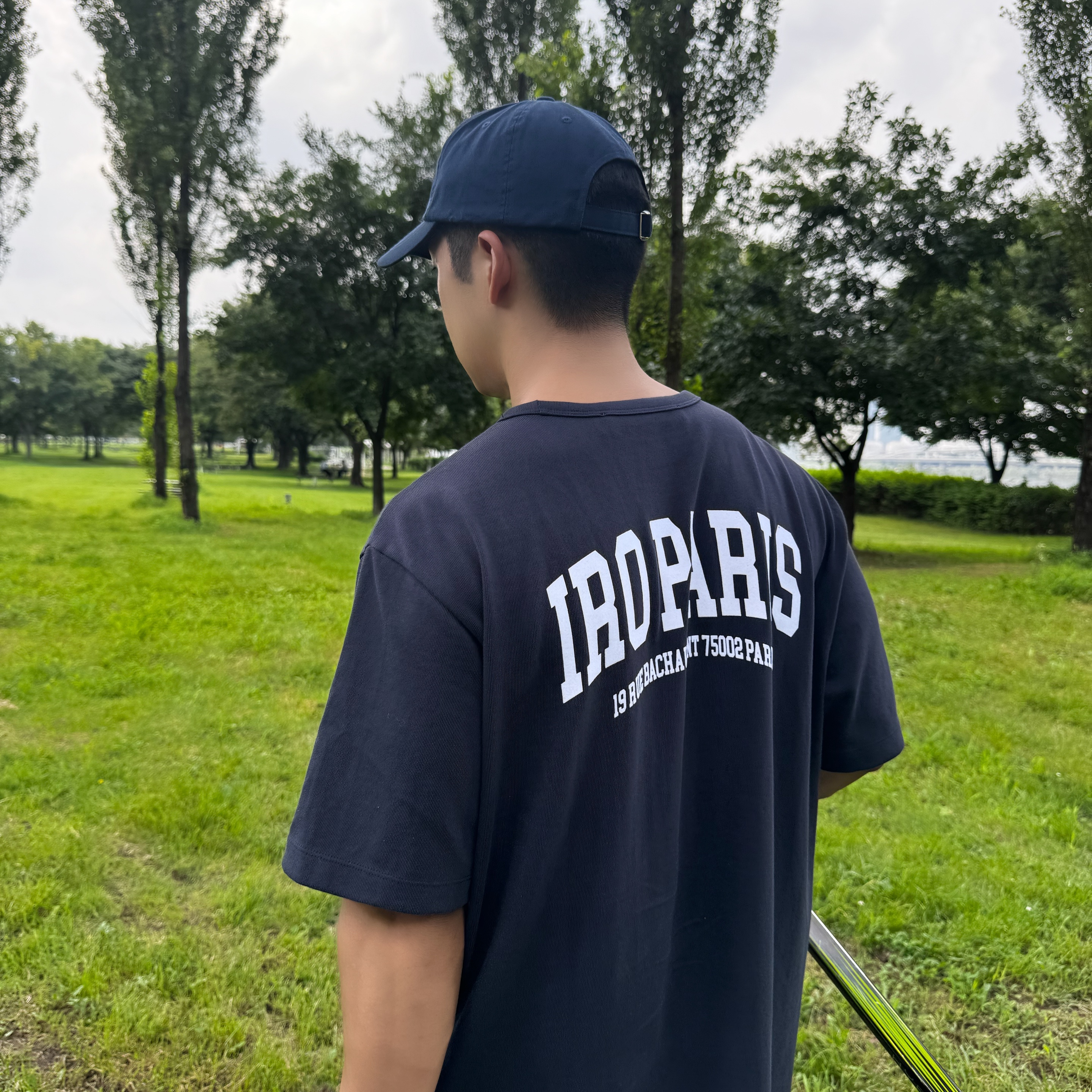 Iro Club De Paris Edition Cotton T-Shirt Navy, Iro Club De Paris Edition Cotton Ball Cap Navy 착용 스타일 - 2