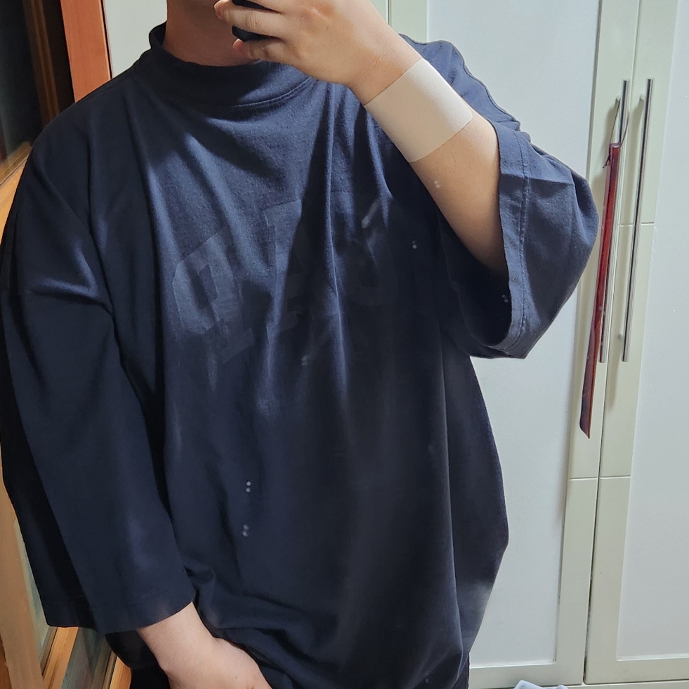 Yeezy Gap Engineered By Balenciaga Dove 3/4 Sleeve T-Shirt Black 착용 스타일 - 1