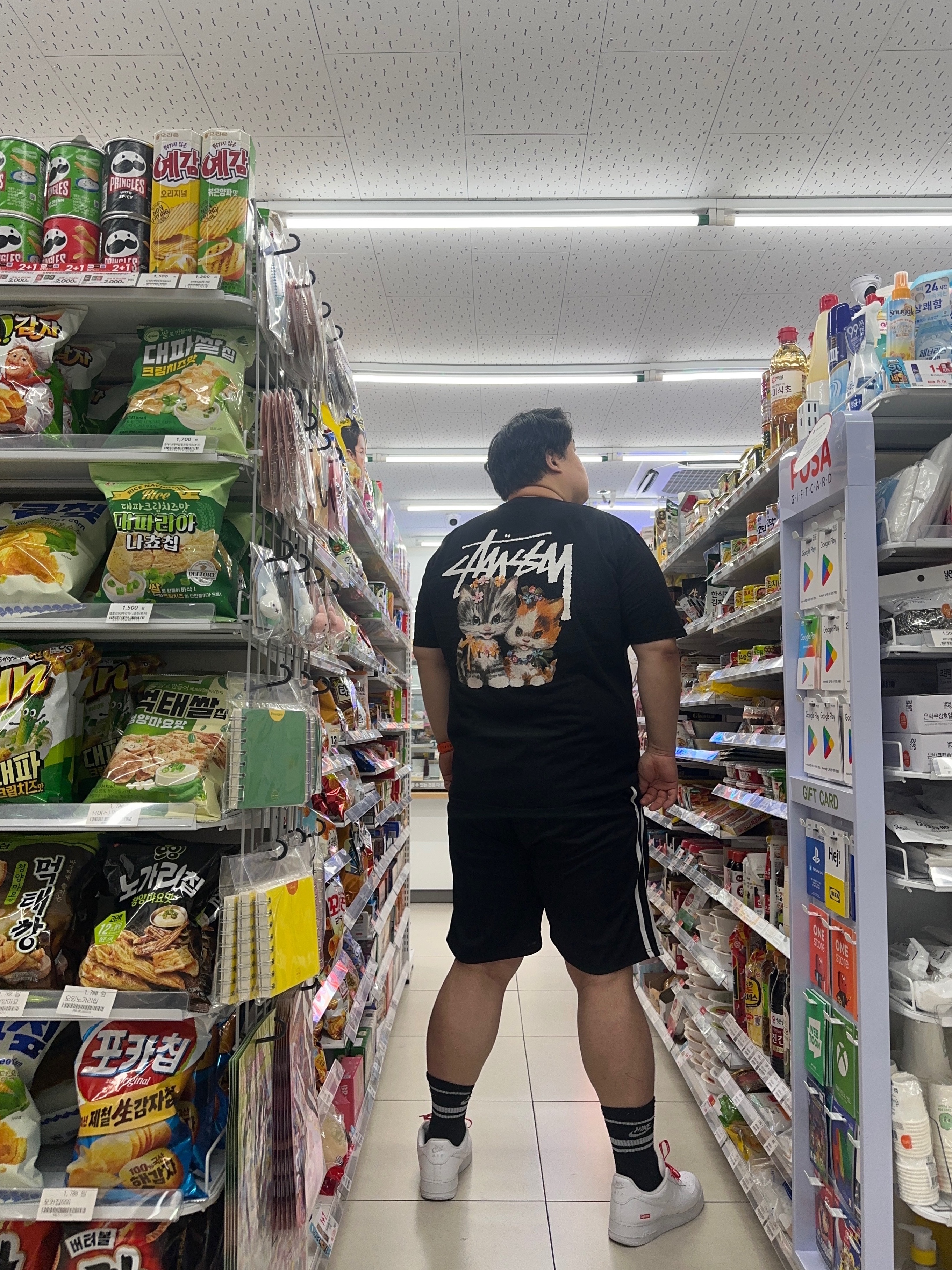 Stussy Kittens T-Shirt Black, Nike x Supreme Air Force 1 Low White 착용 스타일
