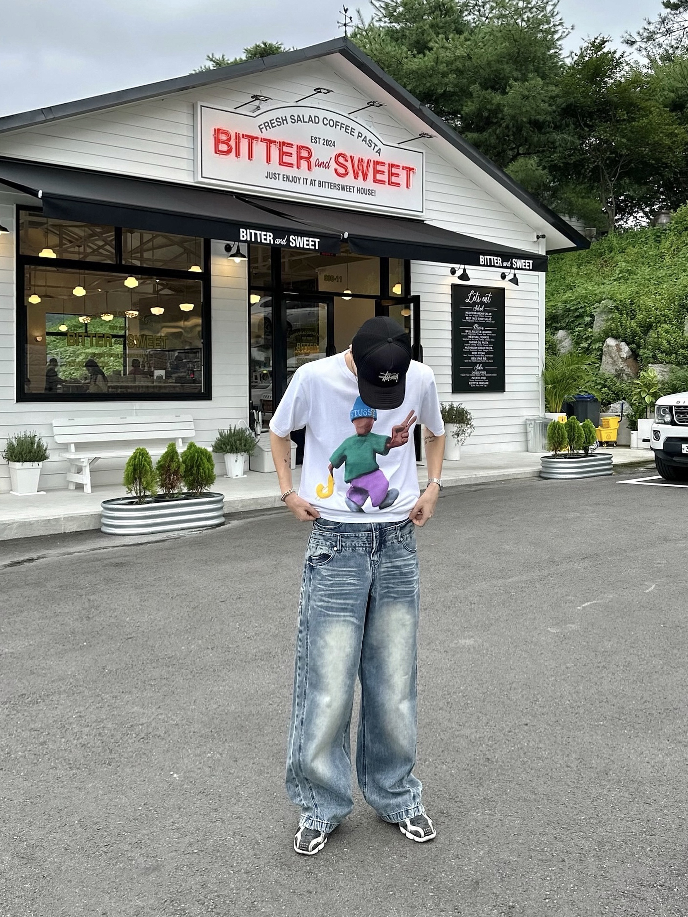 Stussy Peace & Prosperity T-Shirt White, Stussy Basic Trucker Cap Black 착용 스타일 - 2
