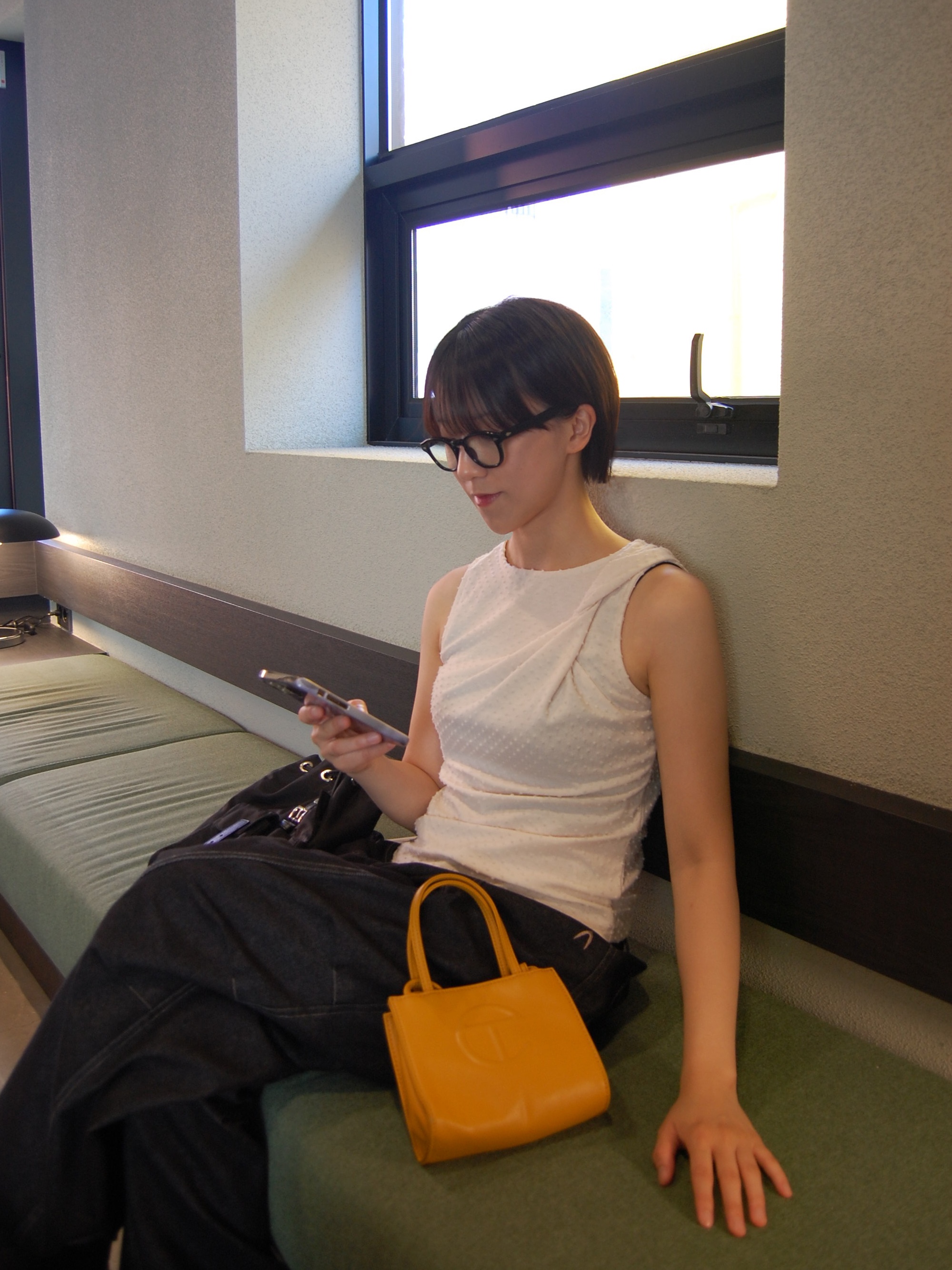 Telfar Small Shopping Bag Mustard 착용 스타일