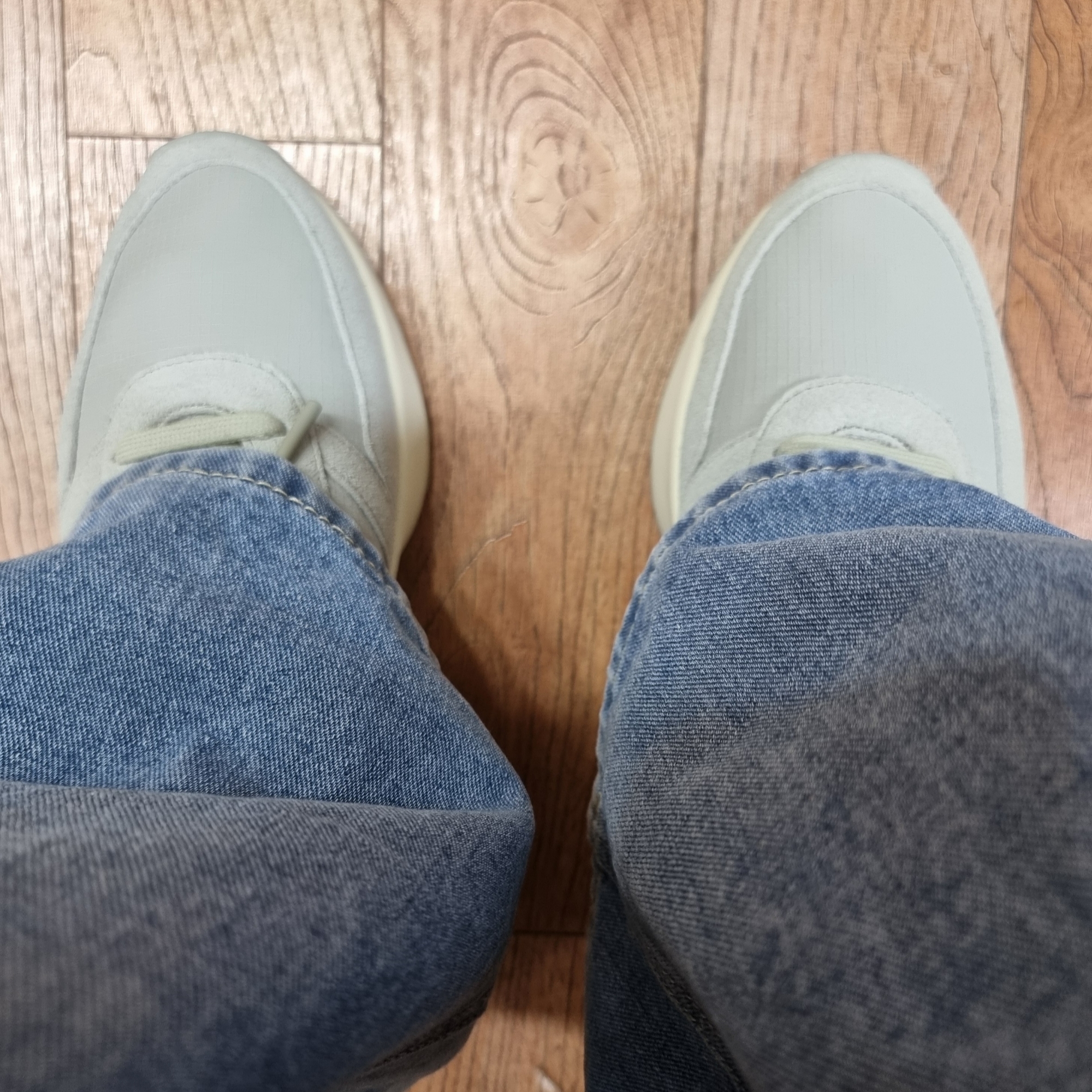 Adidas x Fear of God Athletics Los Angeles Runner Sesame 착용 스타일 - 1