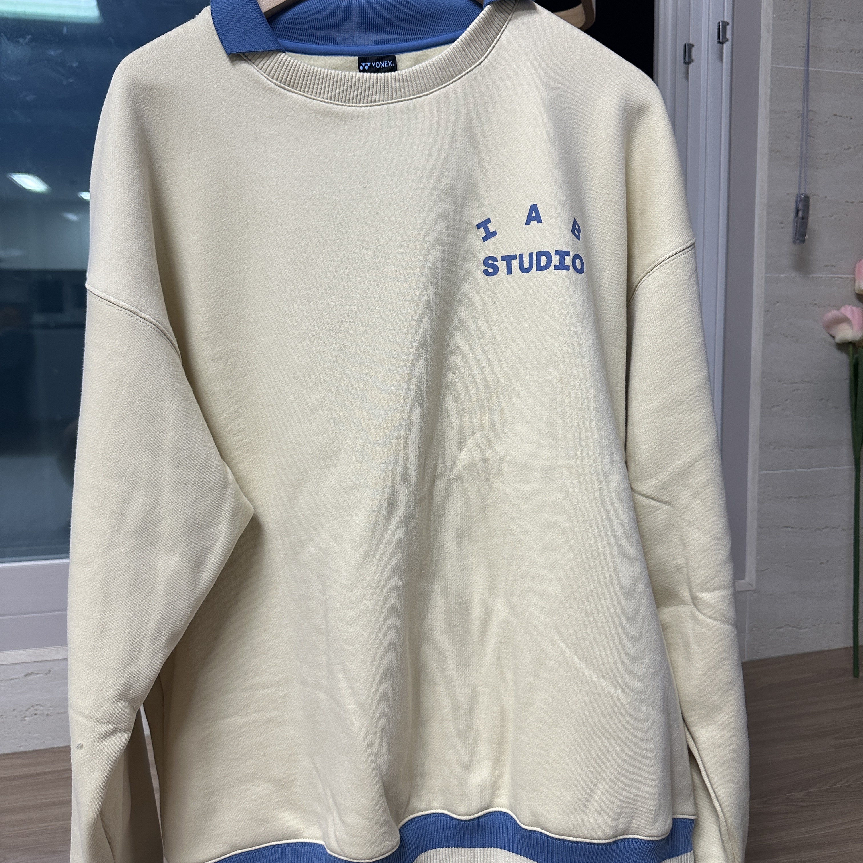 IAB Studio x Yonex Sweatshirt Reed Yellow 착용 스타일 - 2