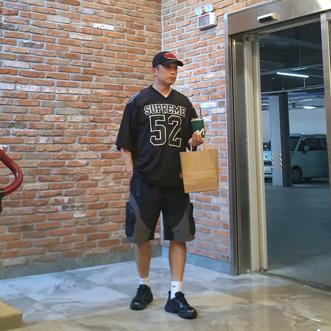 Nike V2K Run Black Anthracite, Supreme Spiderweb Football Jersey Black - 24SS 착용 스타일 - 1