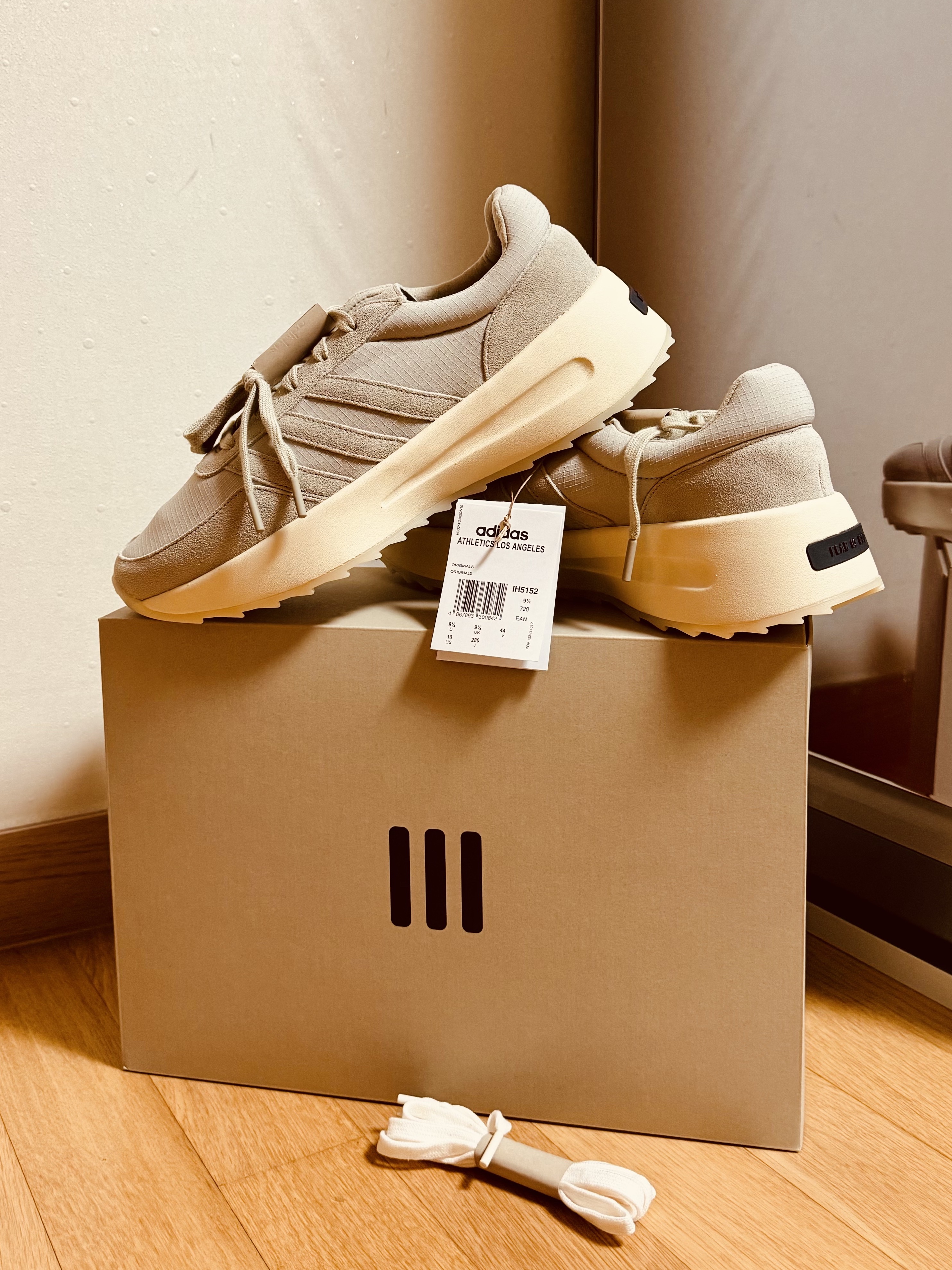 Adidas x Fear of God Athletics Los Angeles Runner Sesame 착용 스타일