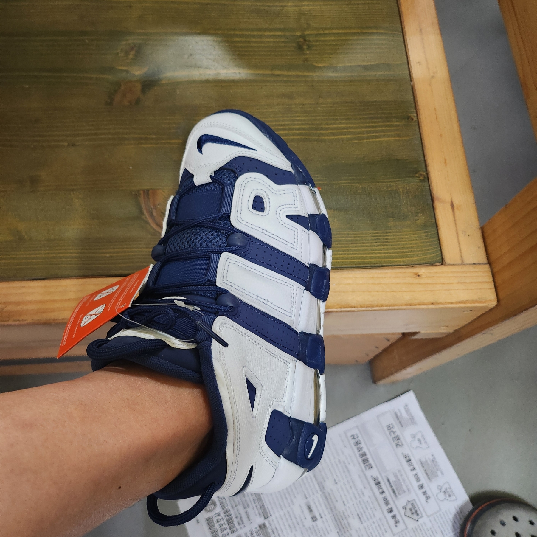 Nike Air More Uptempo 96 White Midnight Navy 착용 스타일 - 3