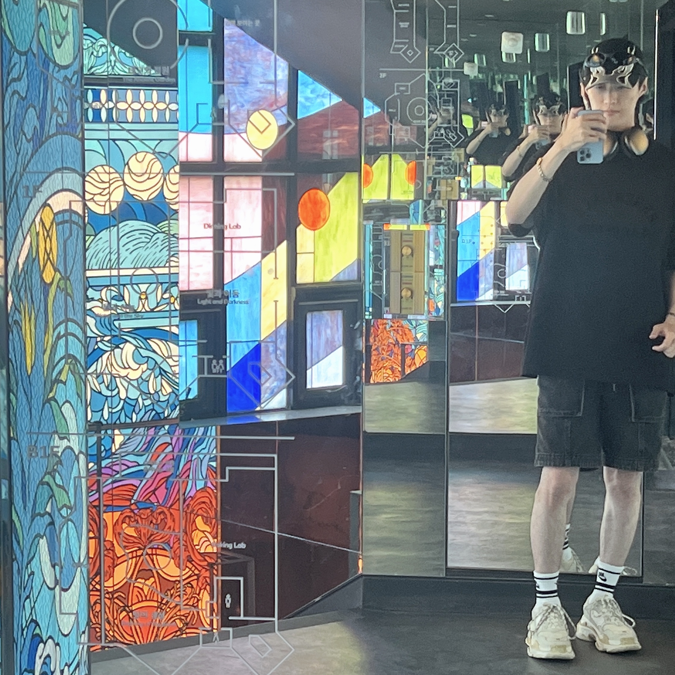 Yeezy Gap Engineered By Balenciaga Flame Cap Black, Essentials The Black Collection T-Shirt Black - 23SS 착용 스타일