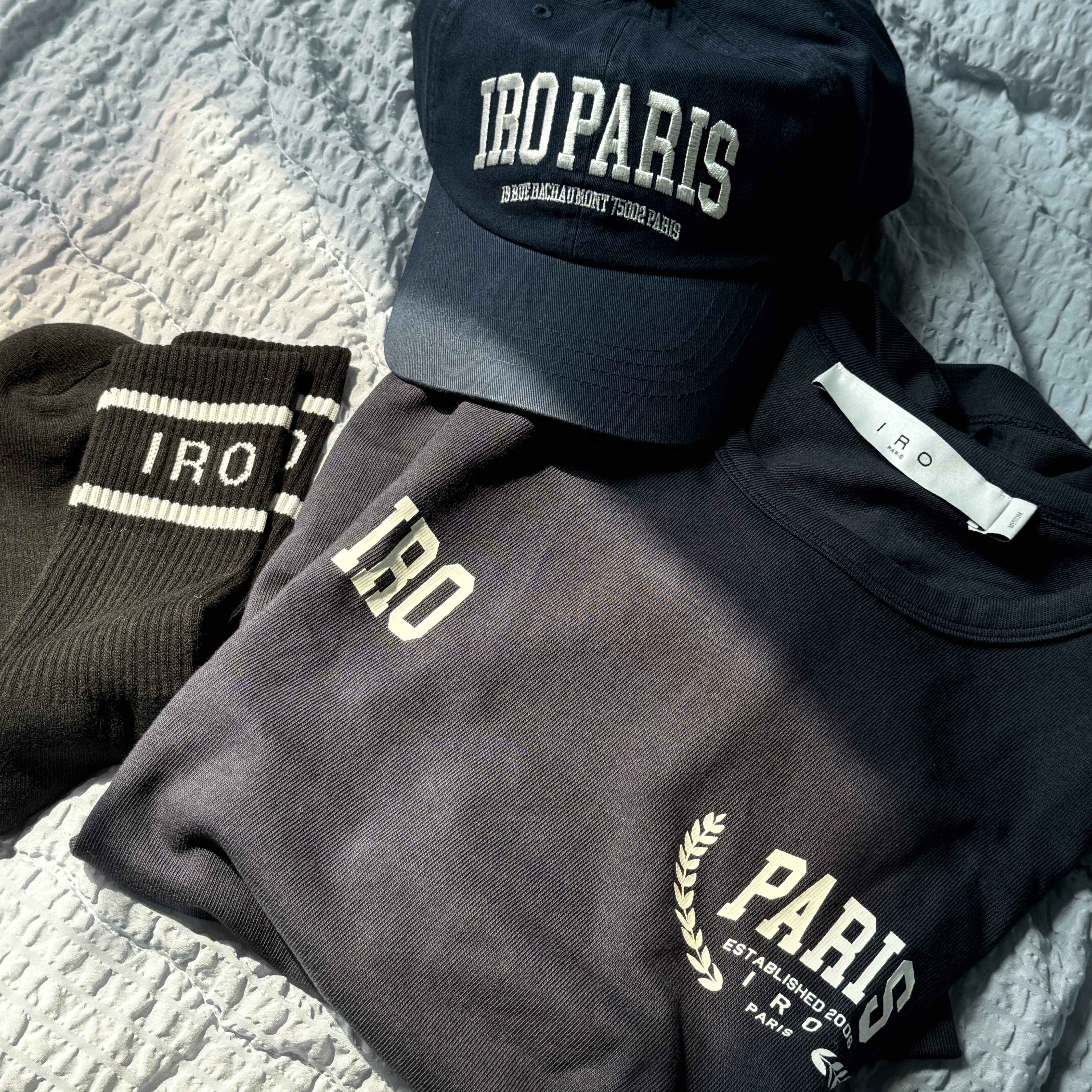 Iro Club De Paris Edition Cotton T-Shirt Navy, Iro Club De Paris Edition Cotton Ball Cap Navy 착용 스타일 - 3